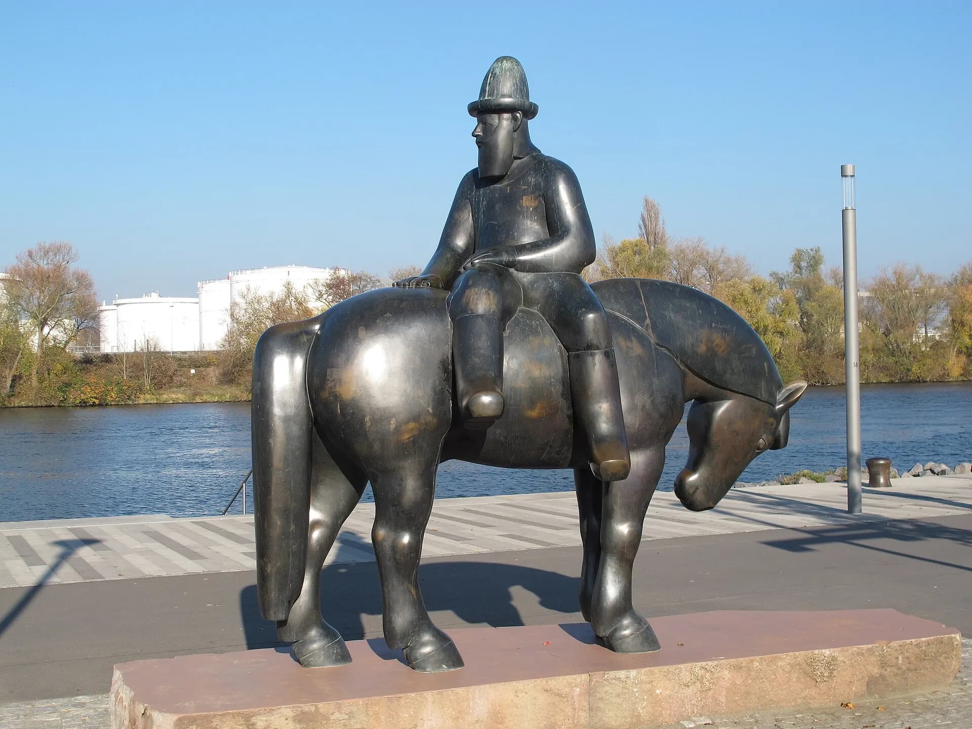 Leinreiter-Denkmal am Mainufer in Rüsselsheim