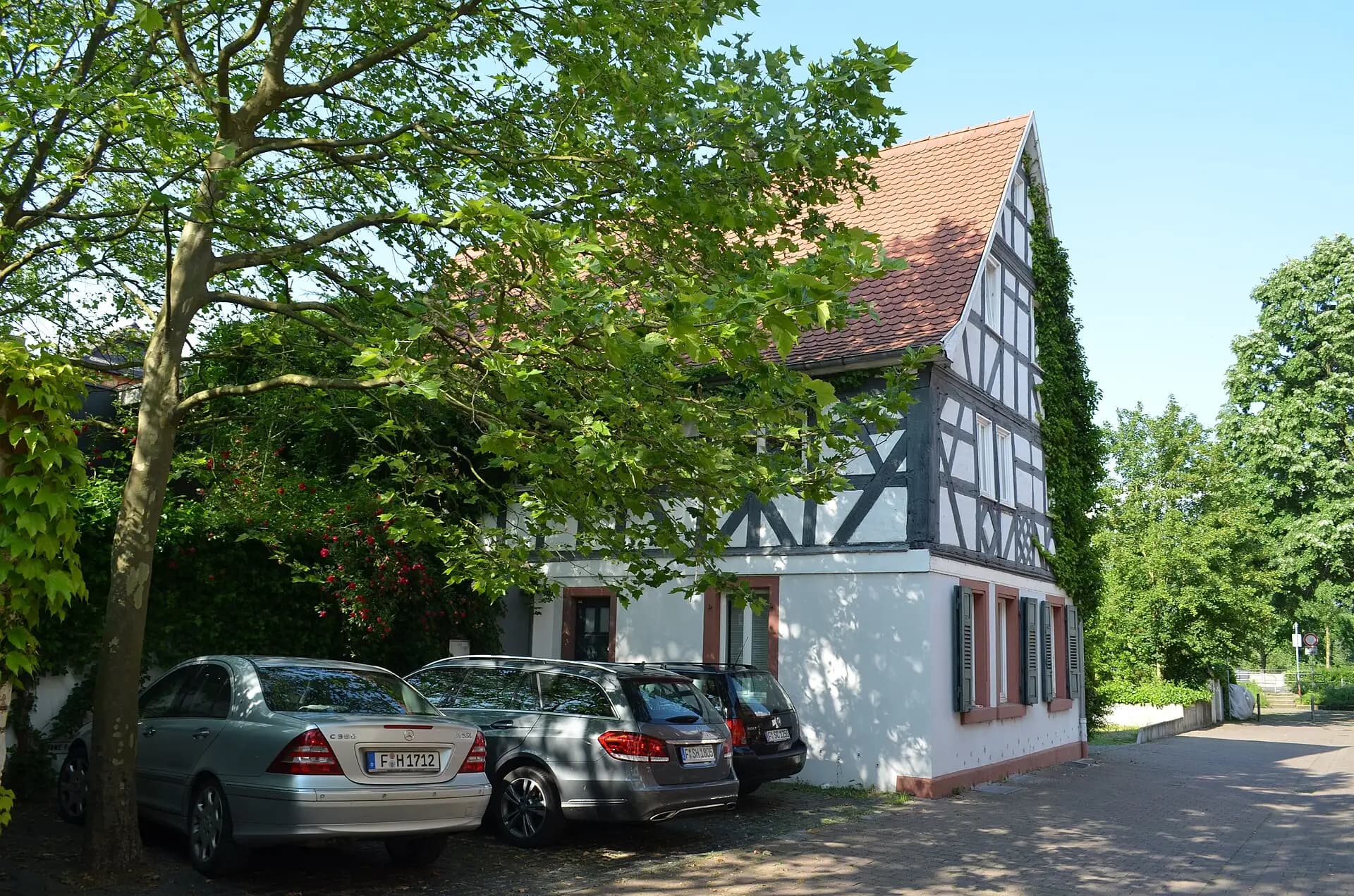 Straßenseite der Leinwebergasse in Frankfurt Fechenheim