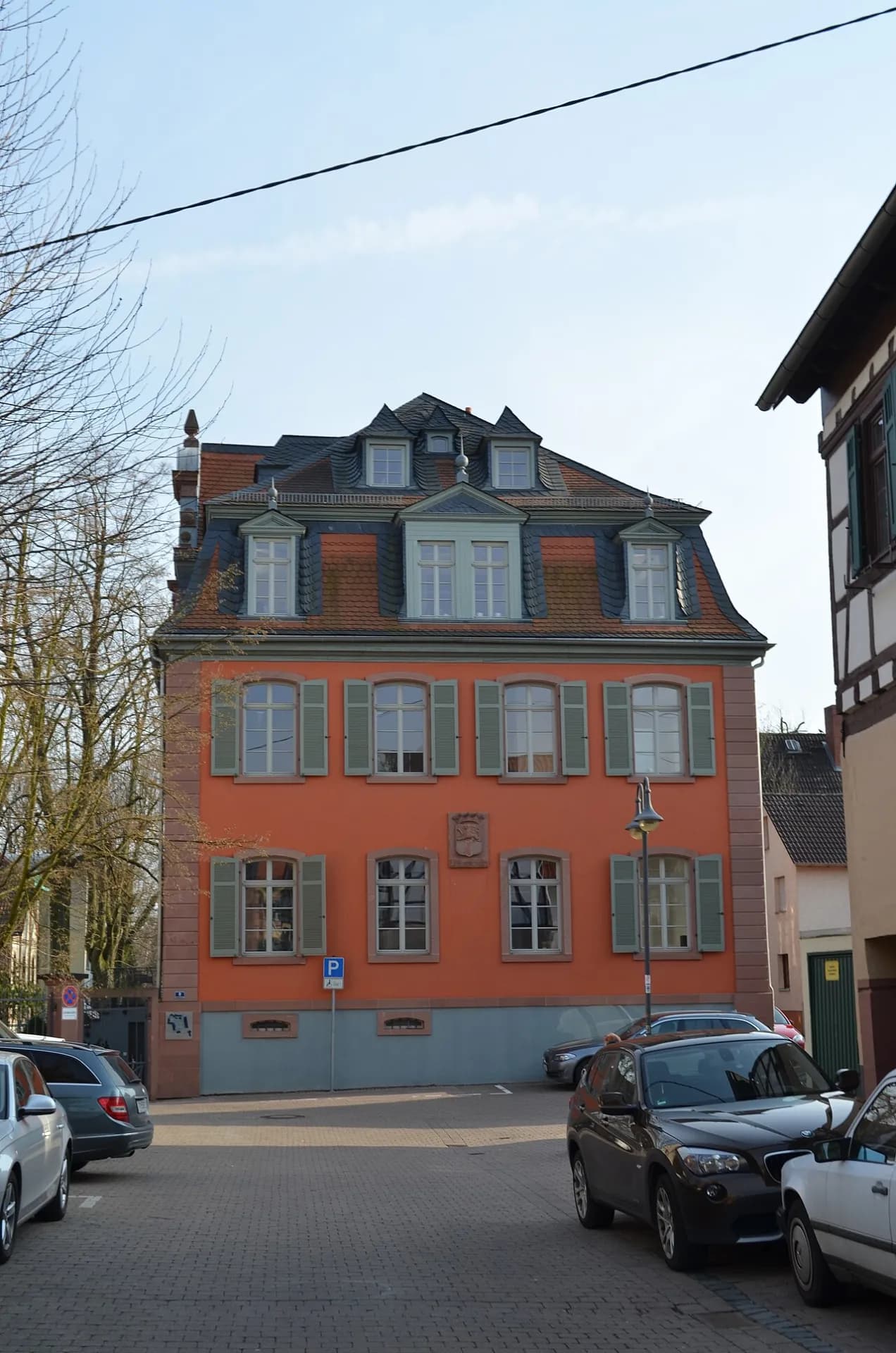 Lersnersches Schloss von der Straßenseite in Frankfurt Nieder-Erlenbach