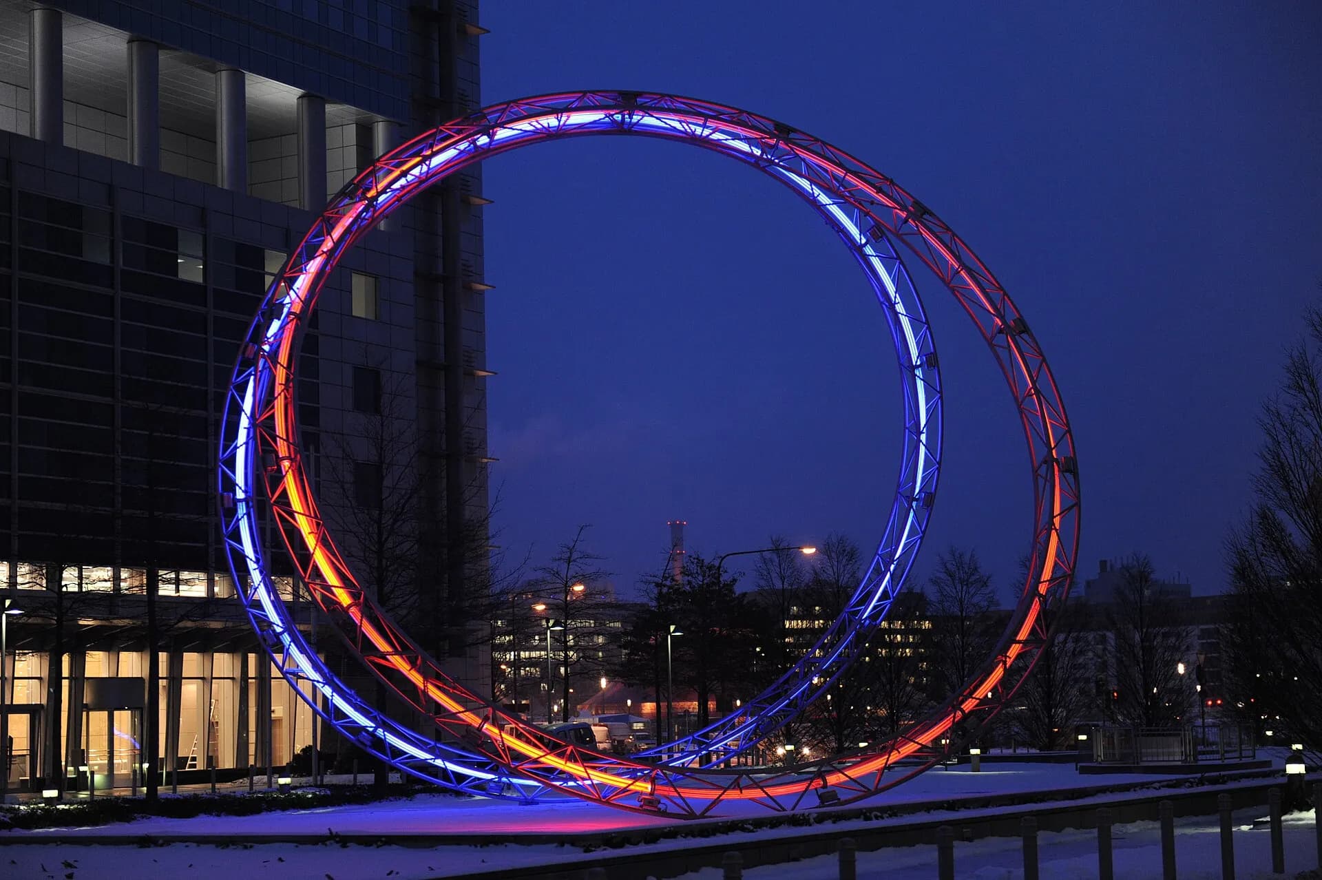 Lichtskulptur Rings am Abend im Frankfurter Gallus
