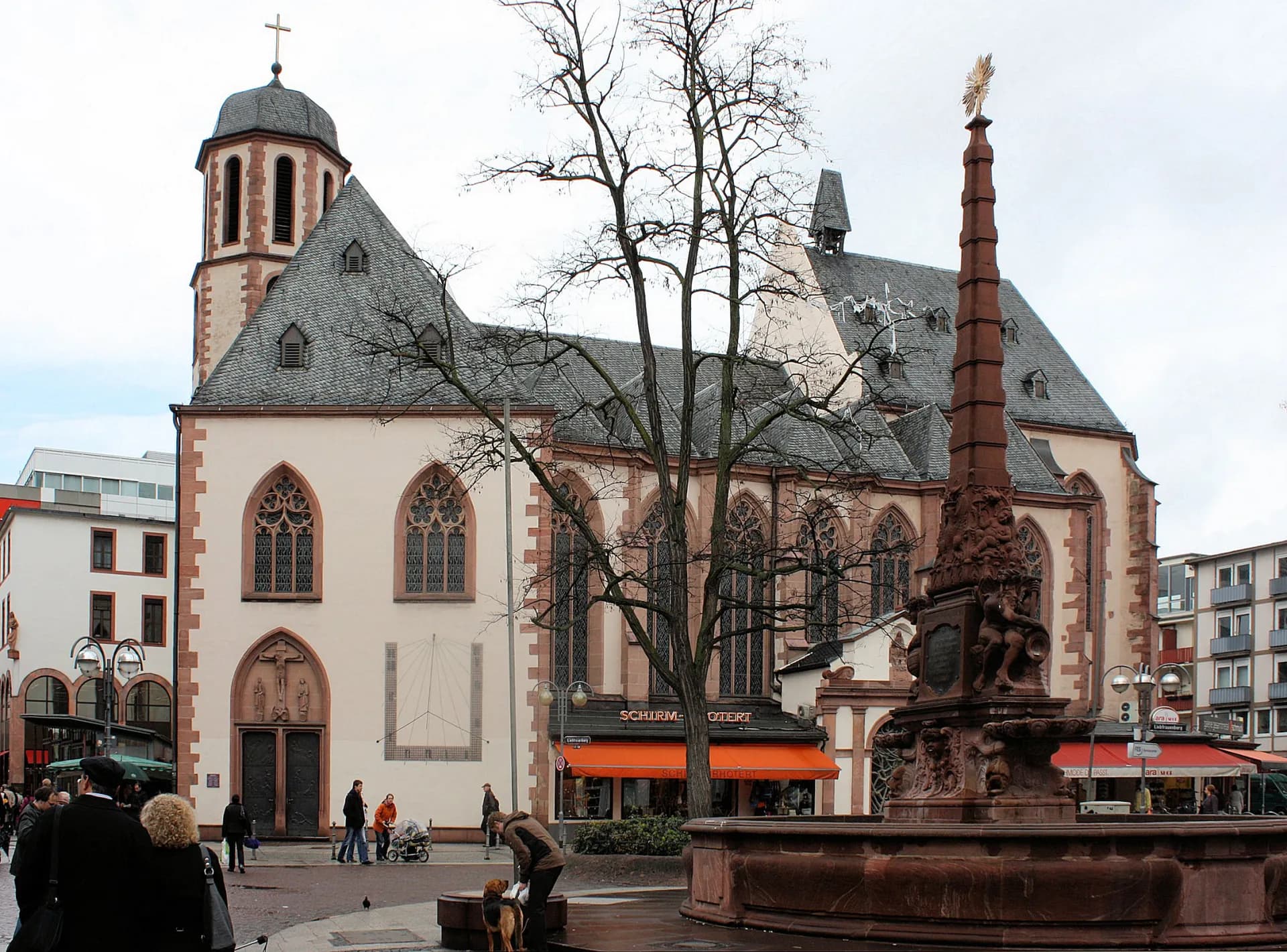 Liebfrauenkirche mit Liebfrauenbrunnen in der Frankfurter Altstadt