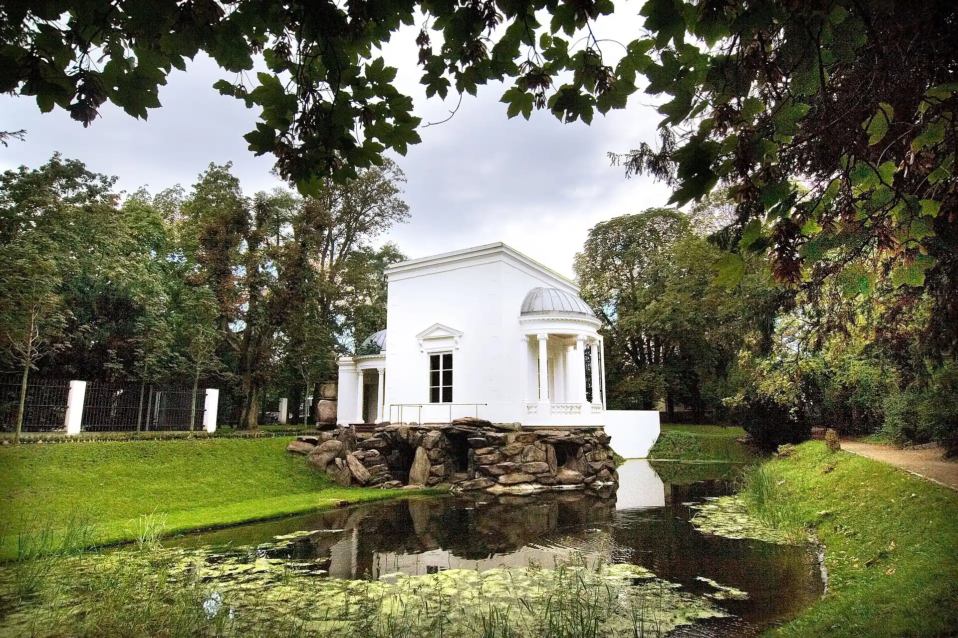 Lili-Tempel am Teich im Lili-Park in Offenbach