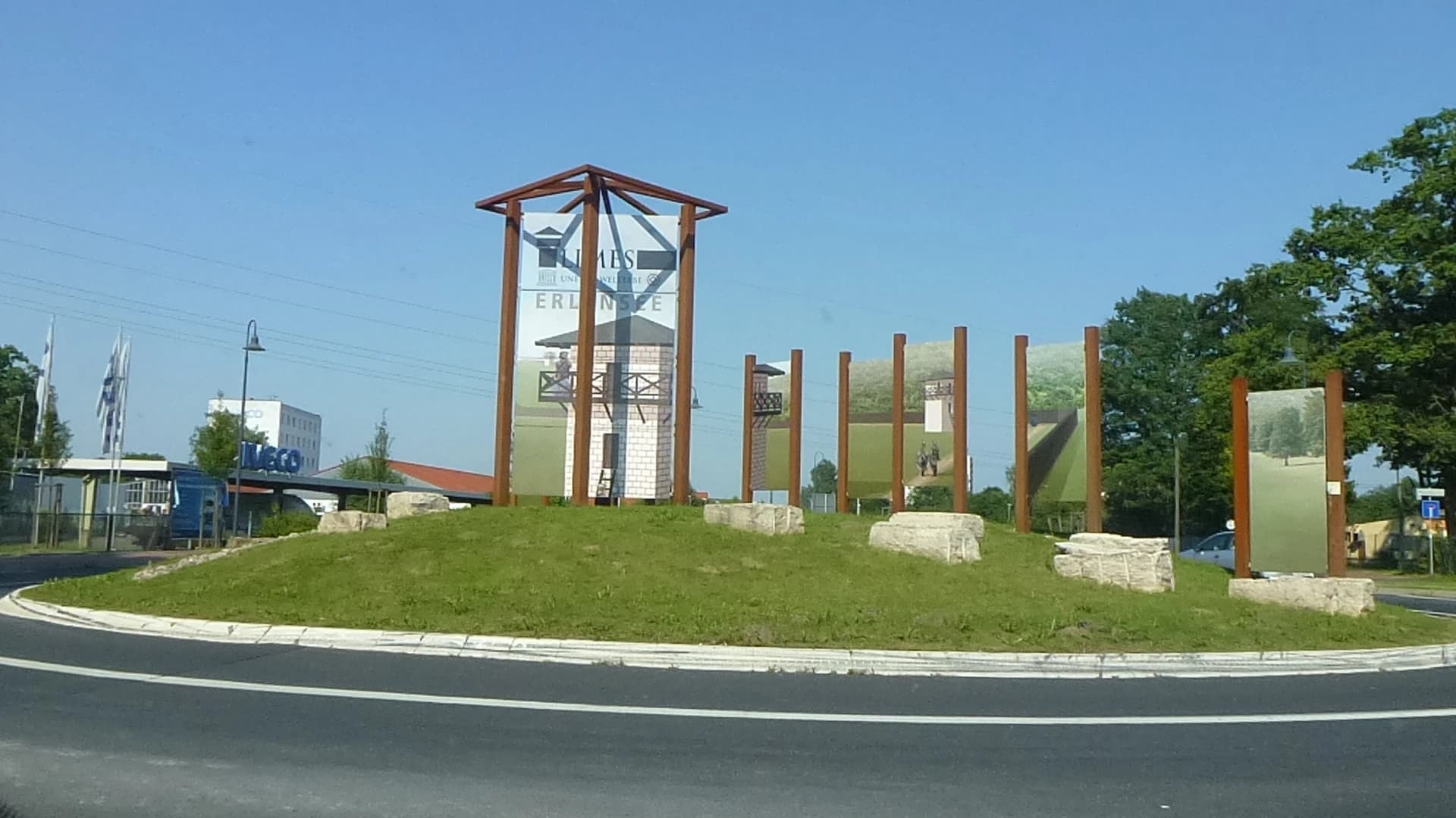 Kreisel mit Limesdenkmal an der L3268 im Ortsteil Rückingen in Erlensee