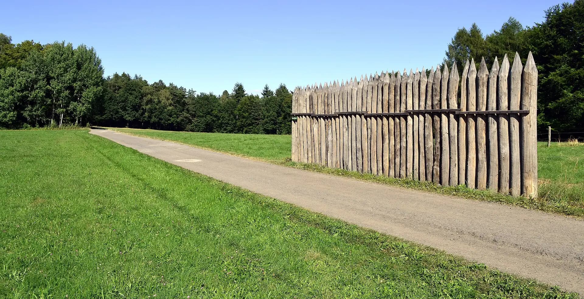 Rekonstruierte Limespalisade am Kastell Lützelbach