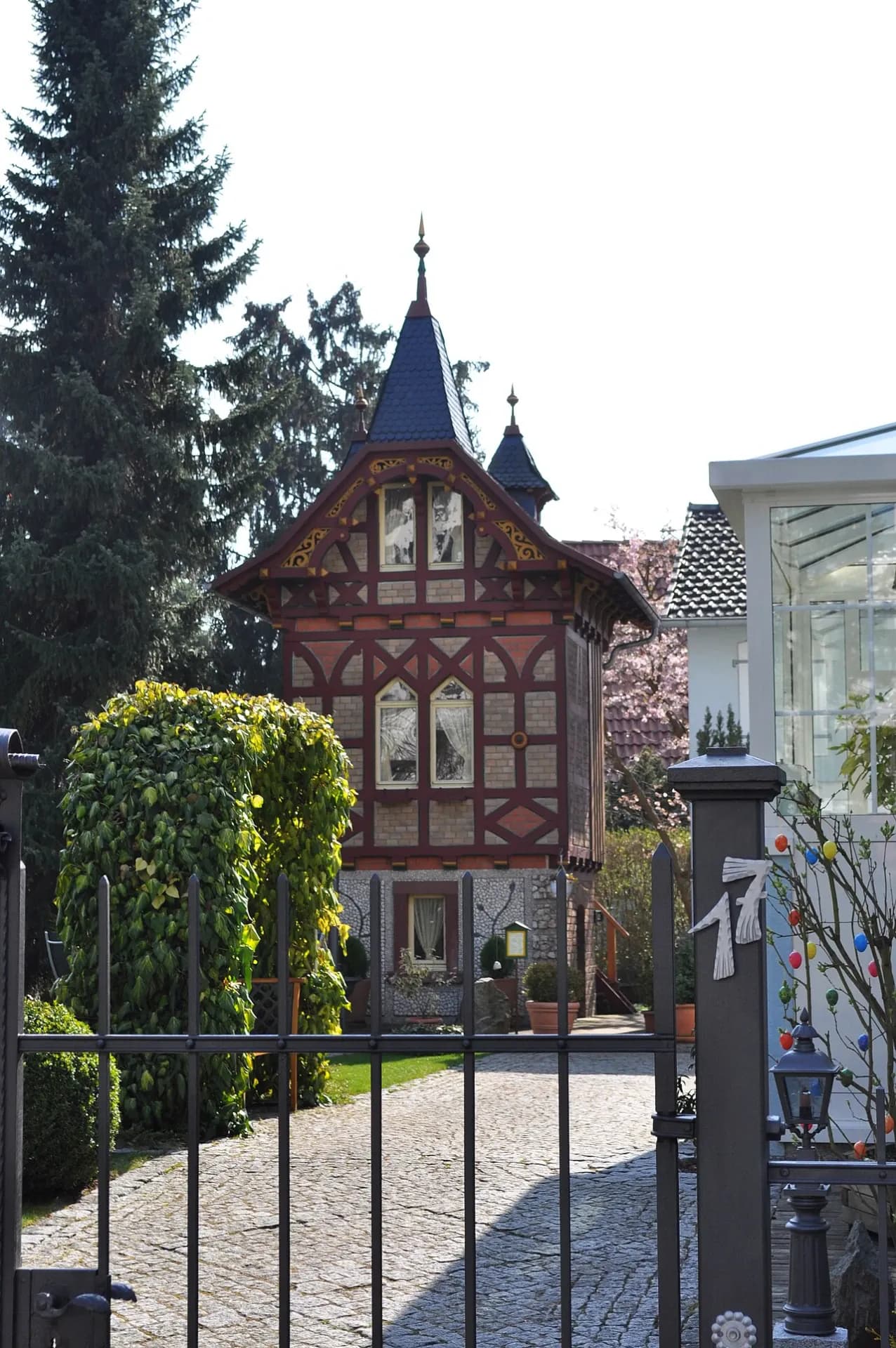 Verziertes Fachwerk-Nebengebäude an der Lindenallee in Bad Homburg-Dornholzhausen