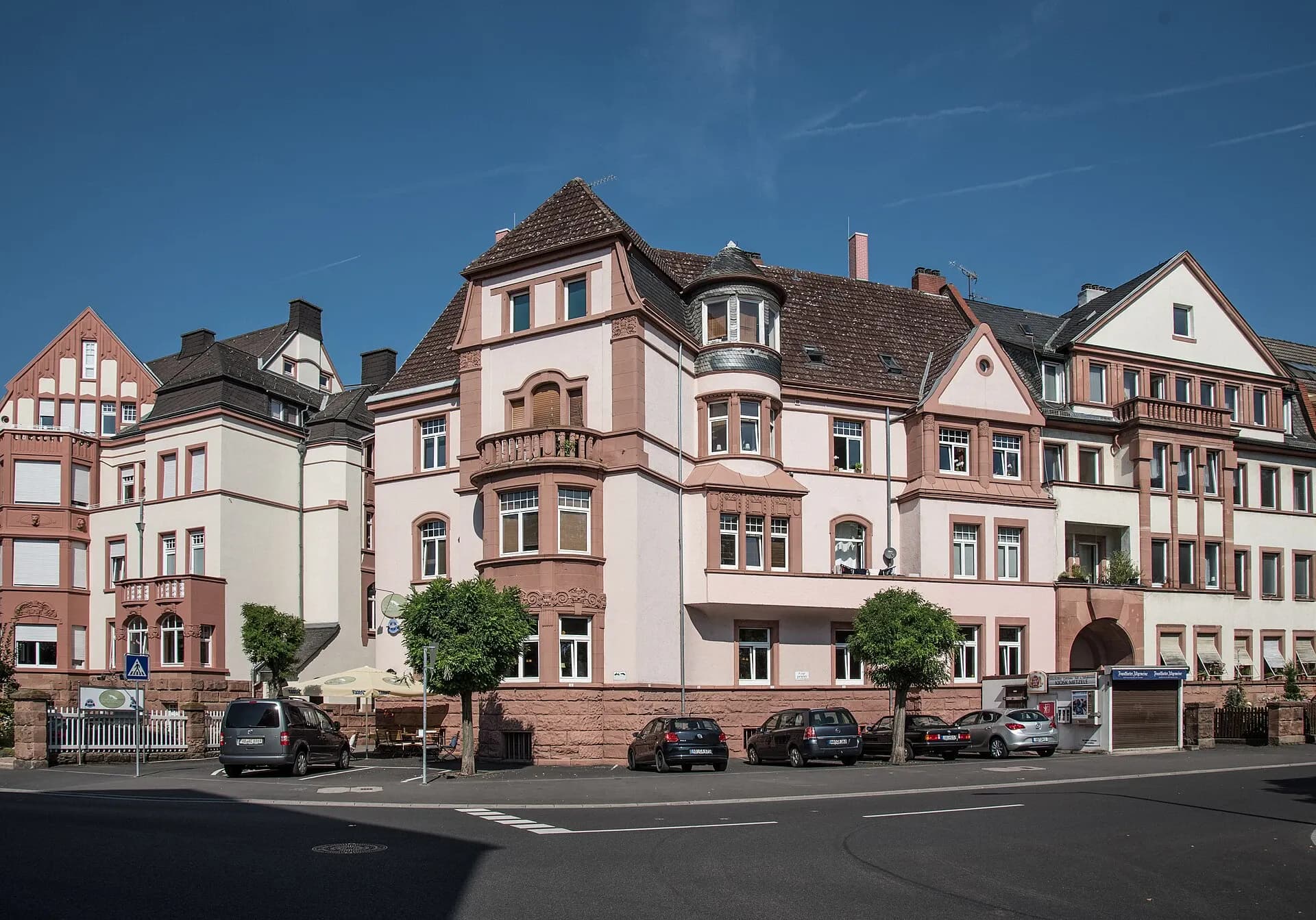 Gründerzeit-Ensemble an der Ecke Lindenallee und Deschstraße in Aschaffenburg