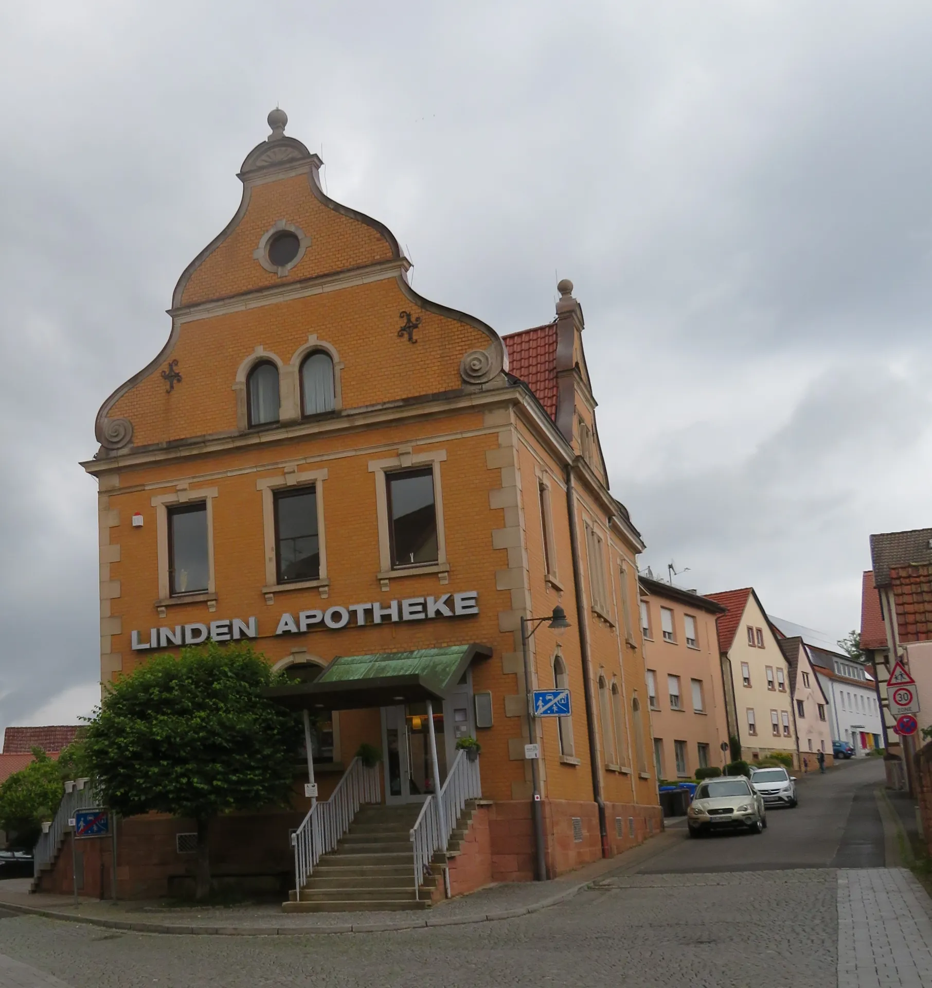 Lindenapotheke im Ortskern von Schöllkrippen