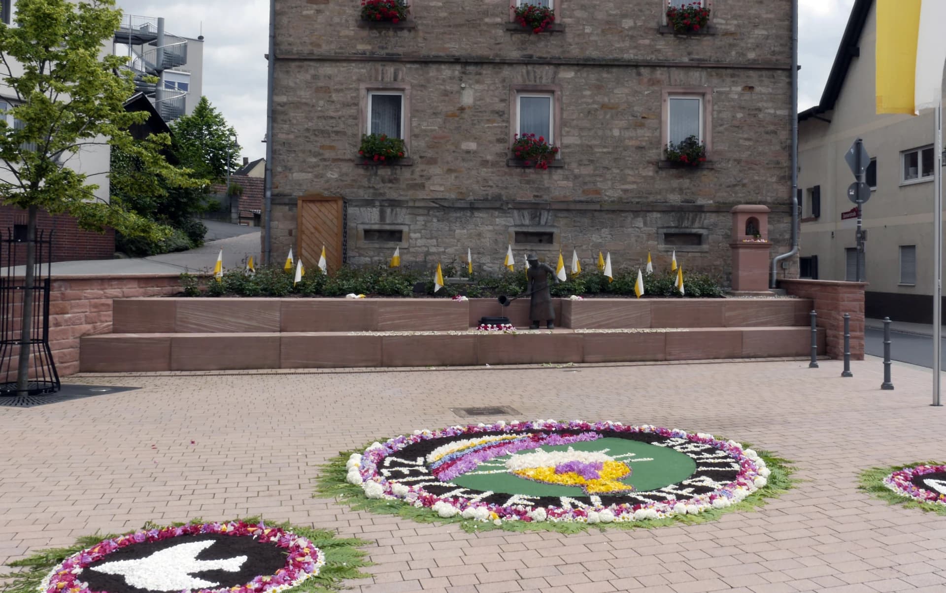 Lindenplatz mit Blumenteppichen an Fronleichnam in Laufach