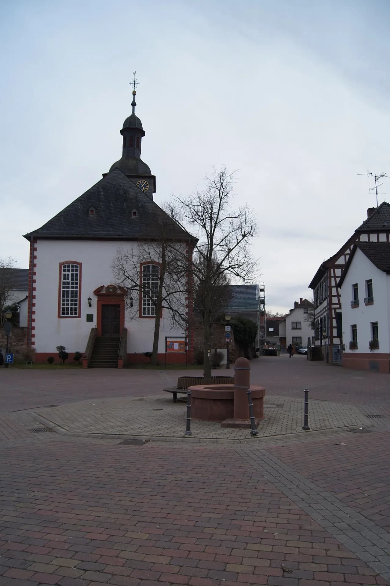 Lindenplatz mit Erasmus-Alberus-Kirche in Dreieich-Sprendlingen