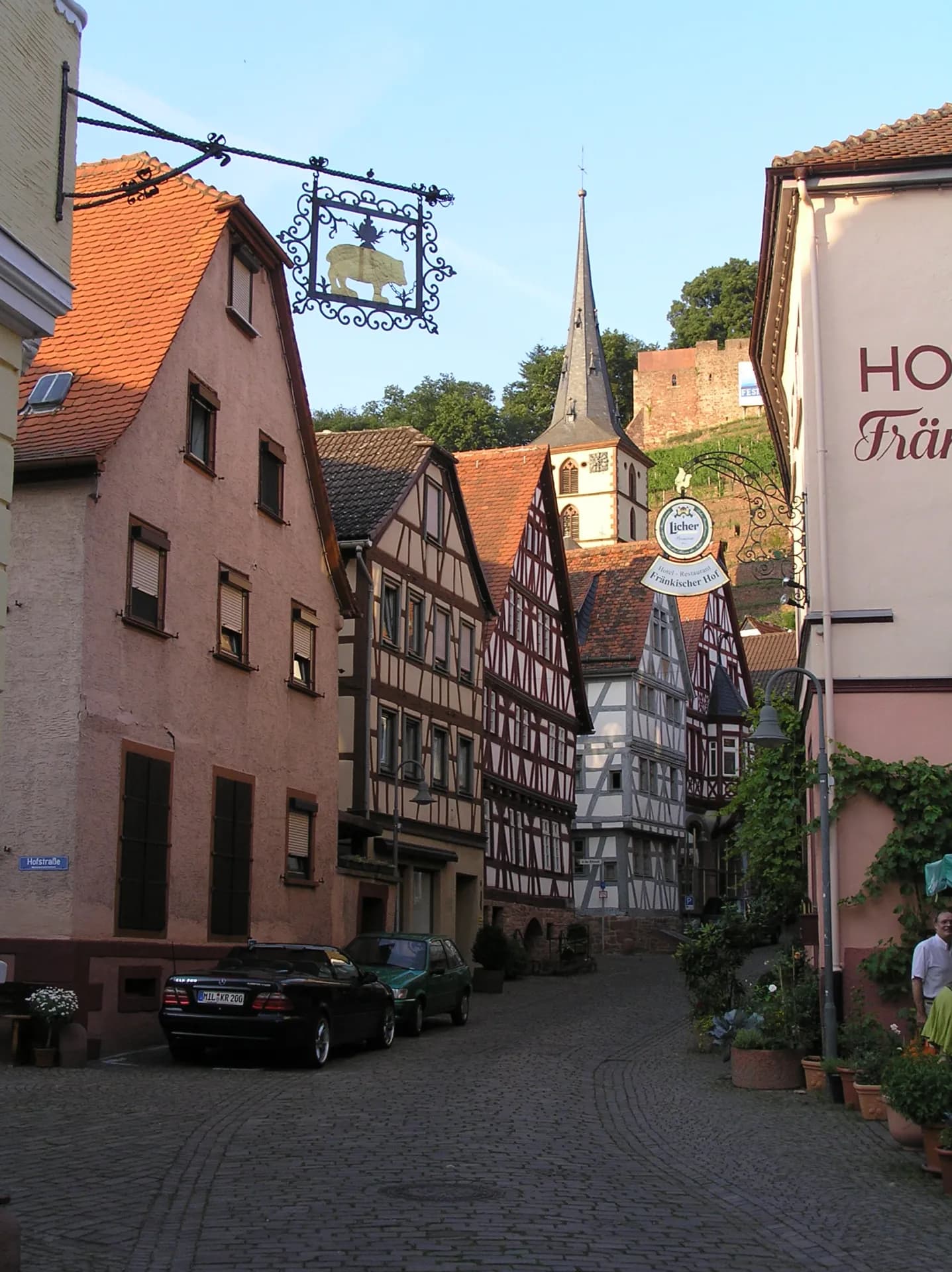 Lindenstraße mit Blick zur Clingenburg in Klingenberg am Main