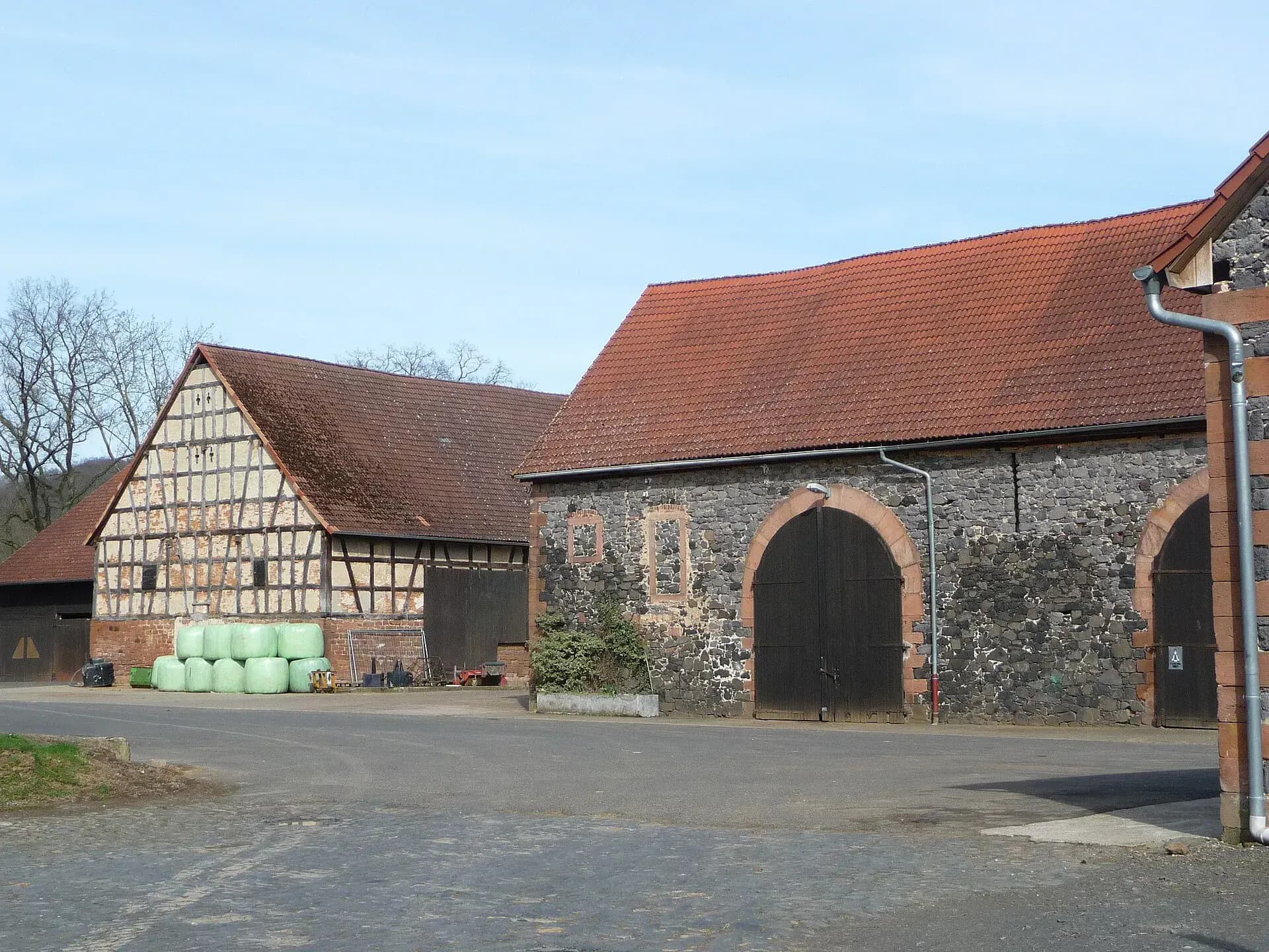 Fachwerkscheune an der Burgmauer in Altenstadt-Lindheim