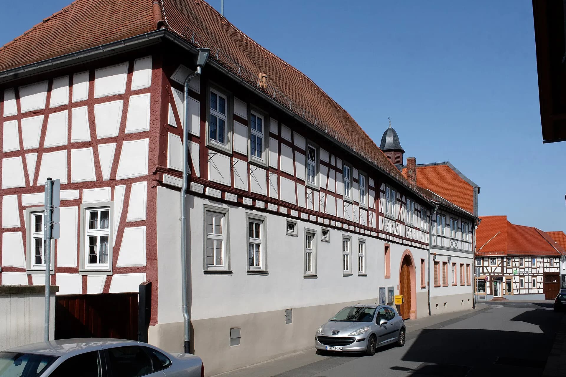 Straßenzug mit dem Fachwerkgebäude Löwen in Schaafheim