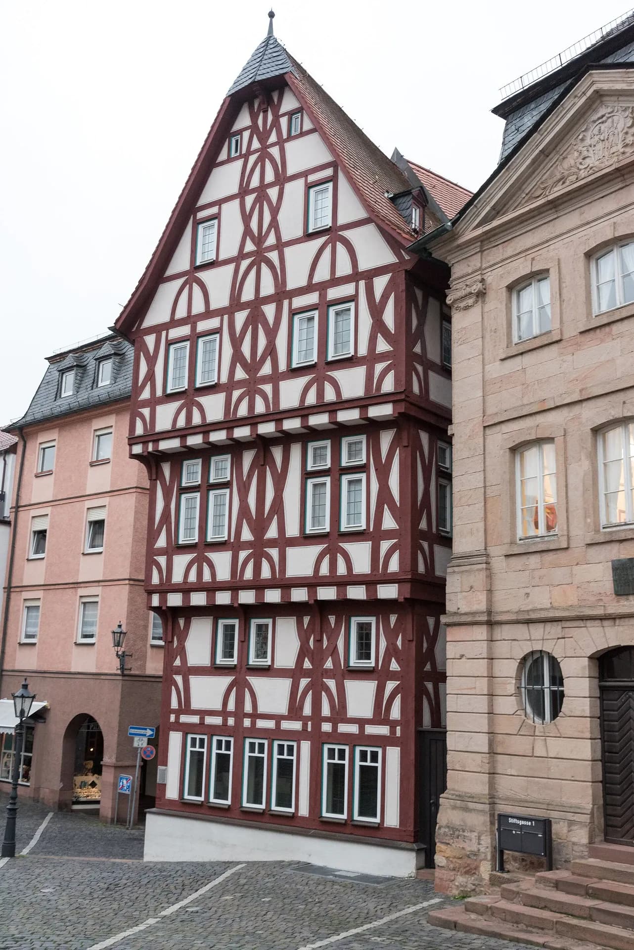 Rekonstruierte Löwenapotheke in der Altstadt von Aschaffenburg
