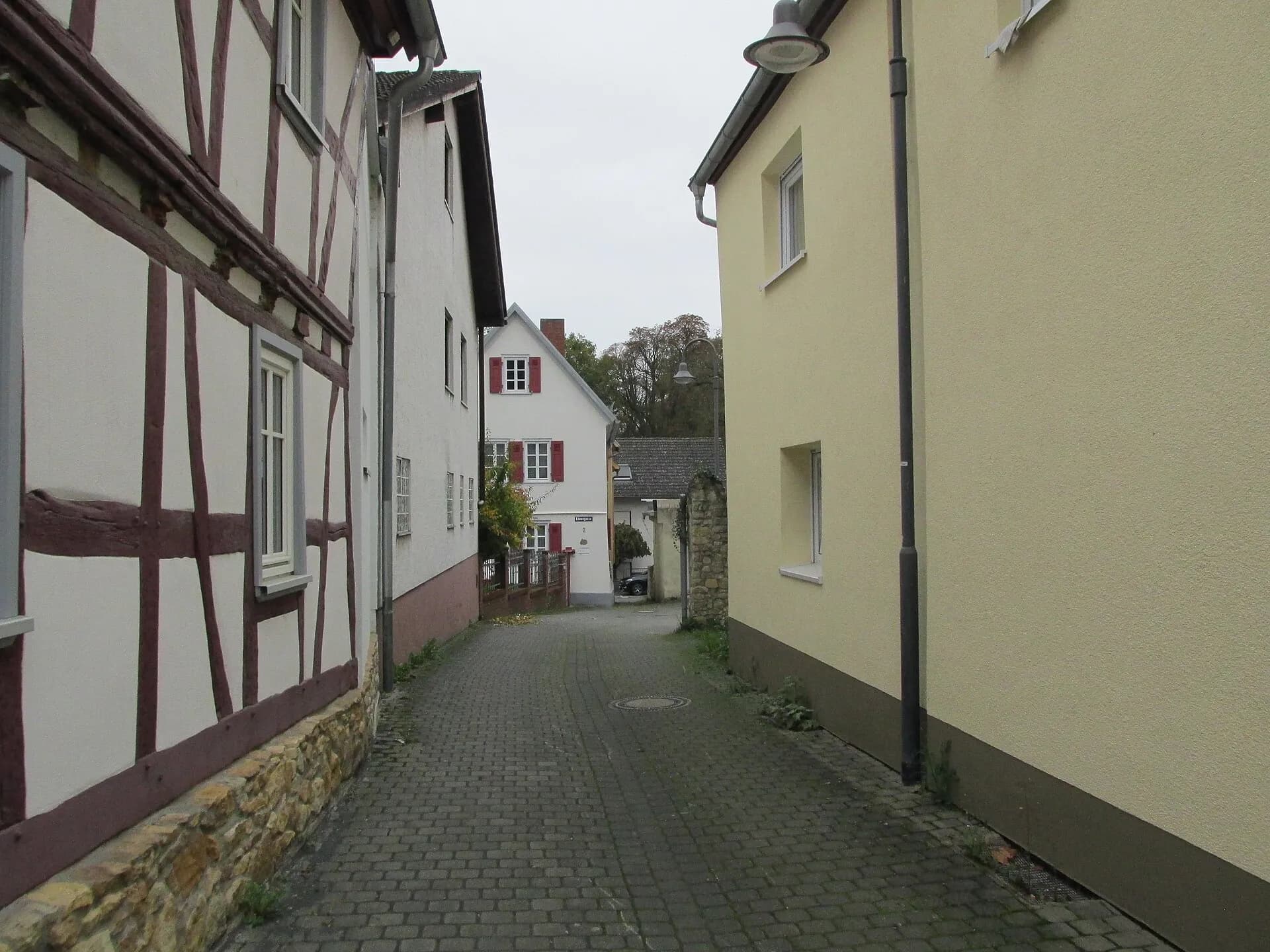 Löwengasse mit Fachwerkhaus in Groß-Karben, Karben