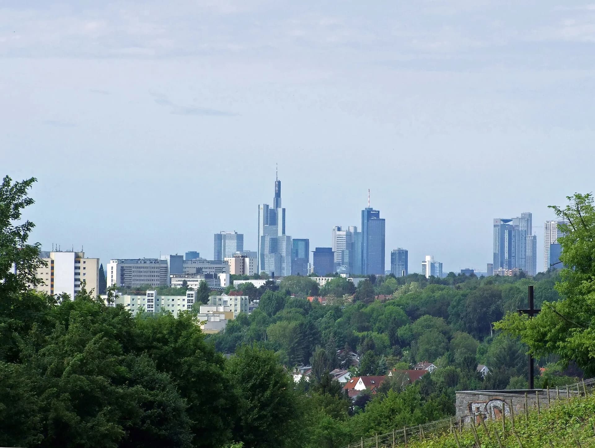 Blick vom Lohrberg auf die Frankfurter Skyline in Frankfurt Seckbach