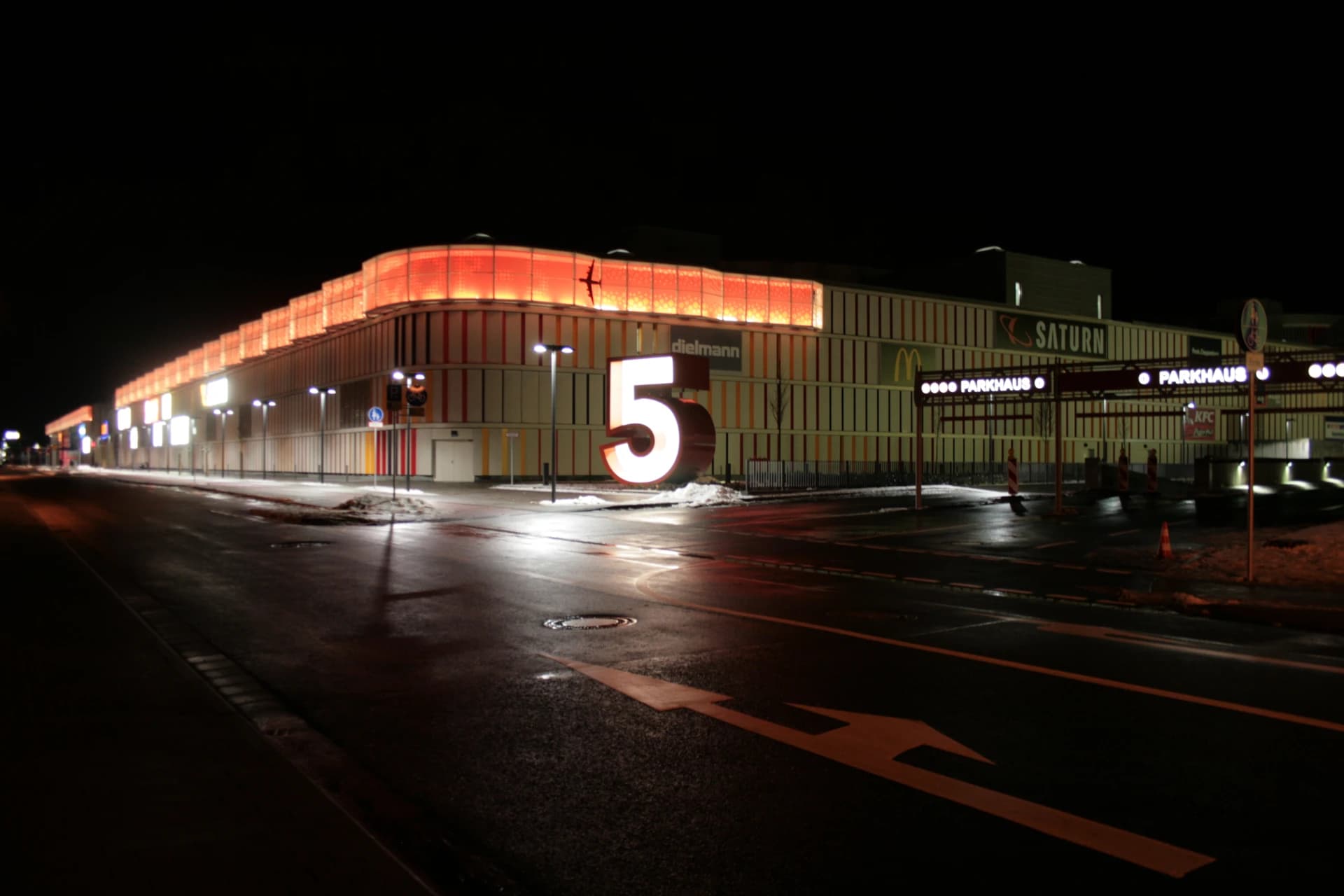 Einkaufszentrum Loop5 bei Nacht in Weiterstadt