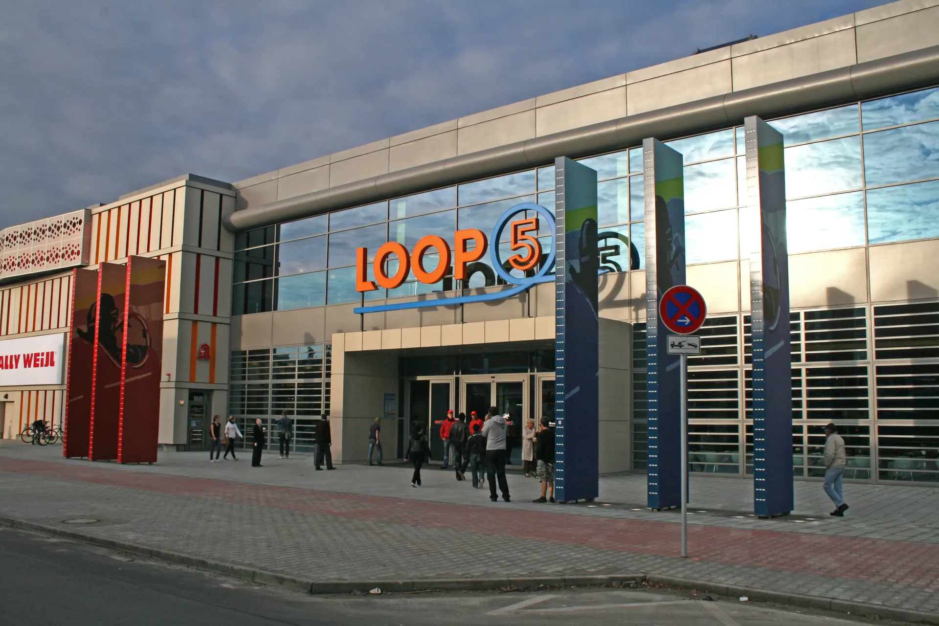 Eingang des Einkaufszentrums Loop5 in Weiterstadt
