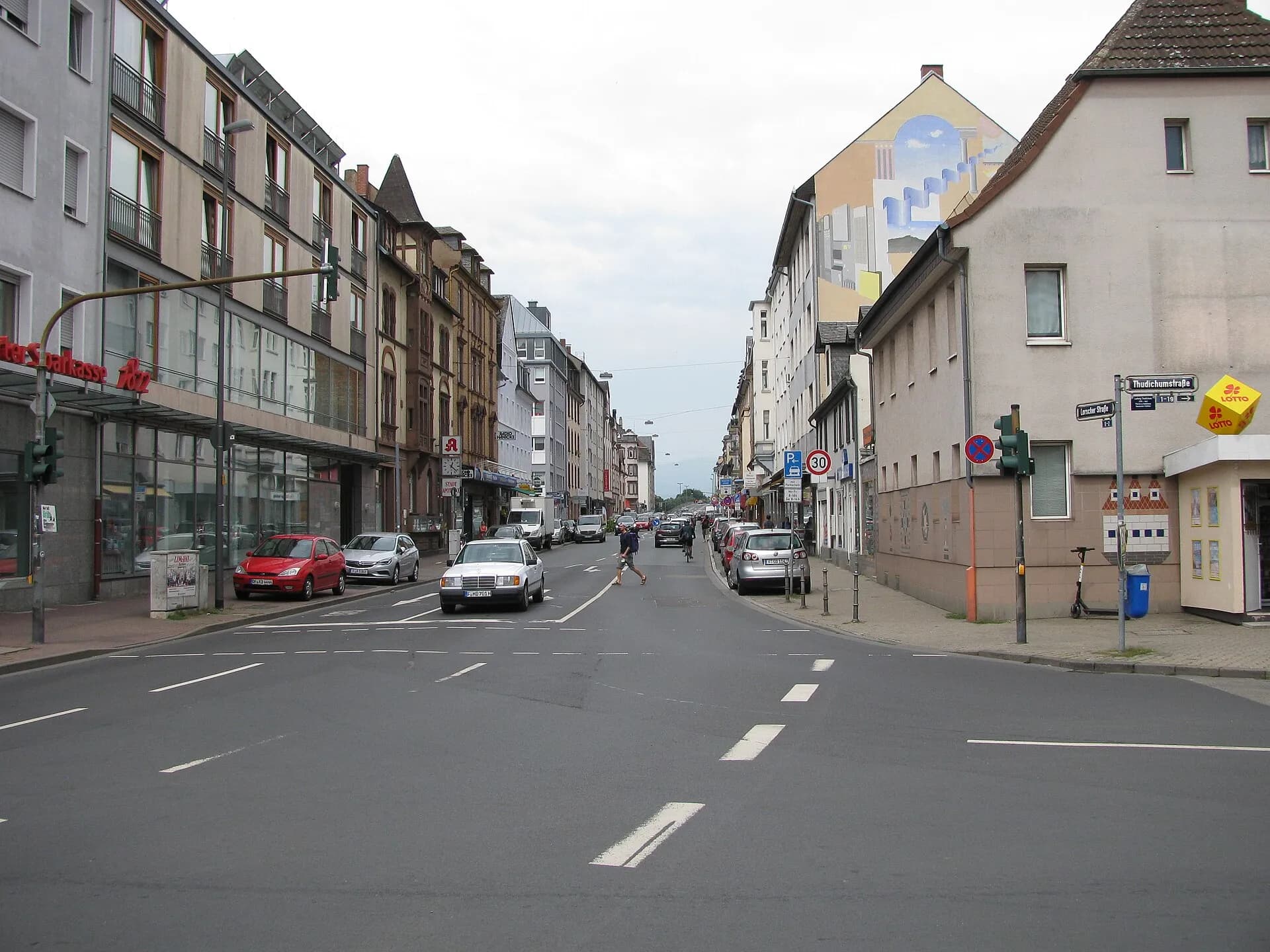 Geschäftszeile an der Lorscher Straße in Frankfurt Rödelheim