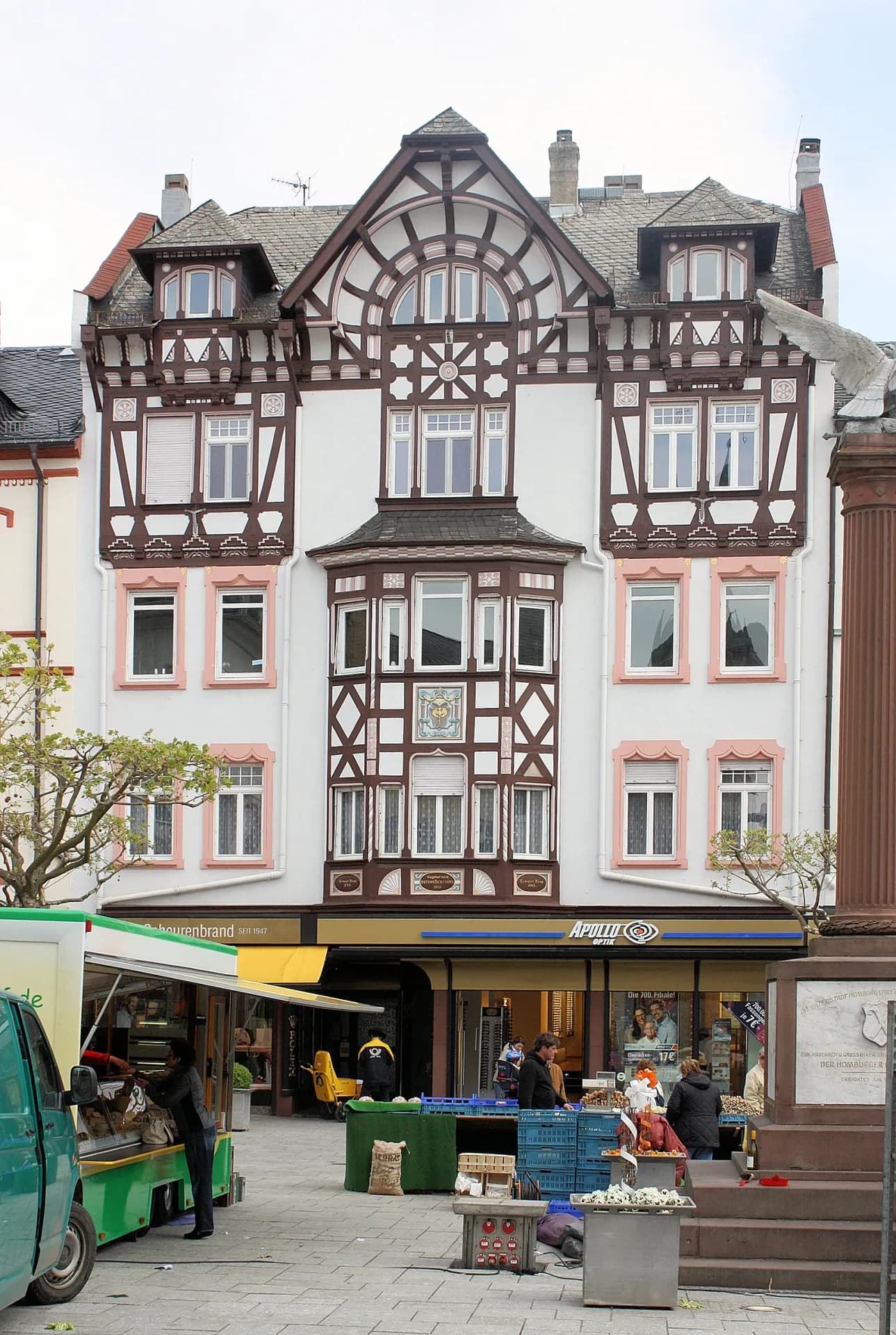 Fachwerkgiebel mit Marktständen an der Louisenstraße in Bad Homburg