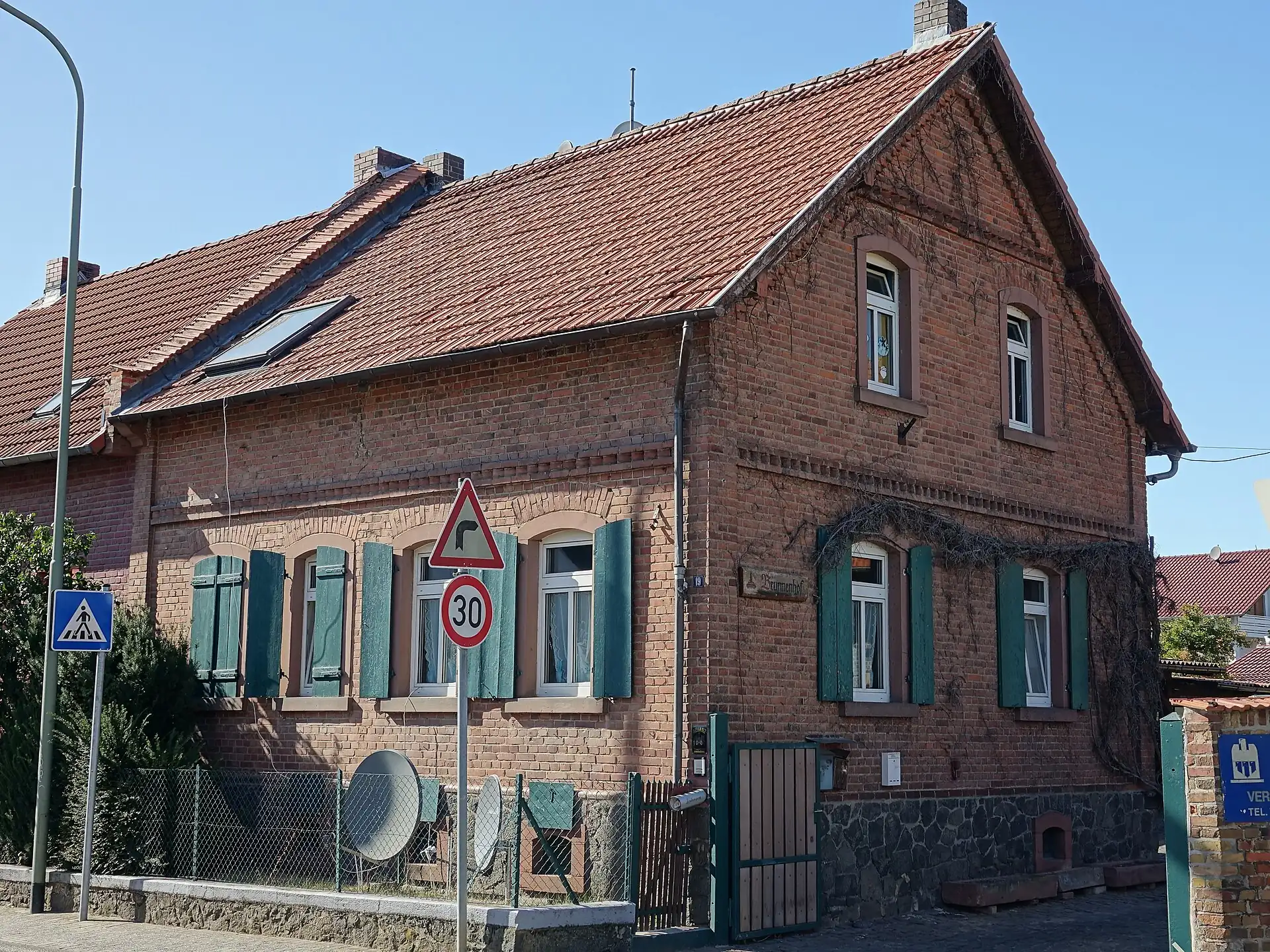 Backsteinhaus mit blauen Läden an der Lützelbuchener Straße in Hanau-Mittelbuchen