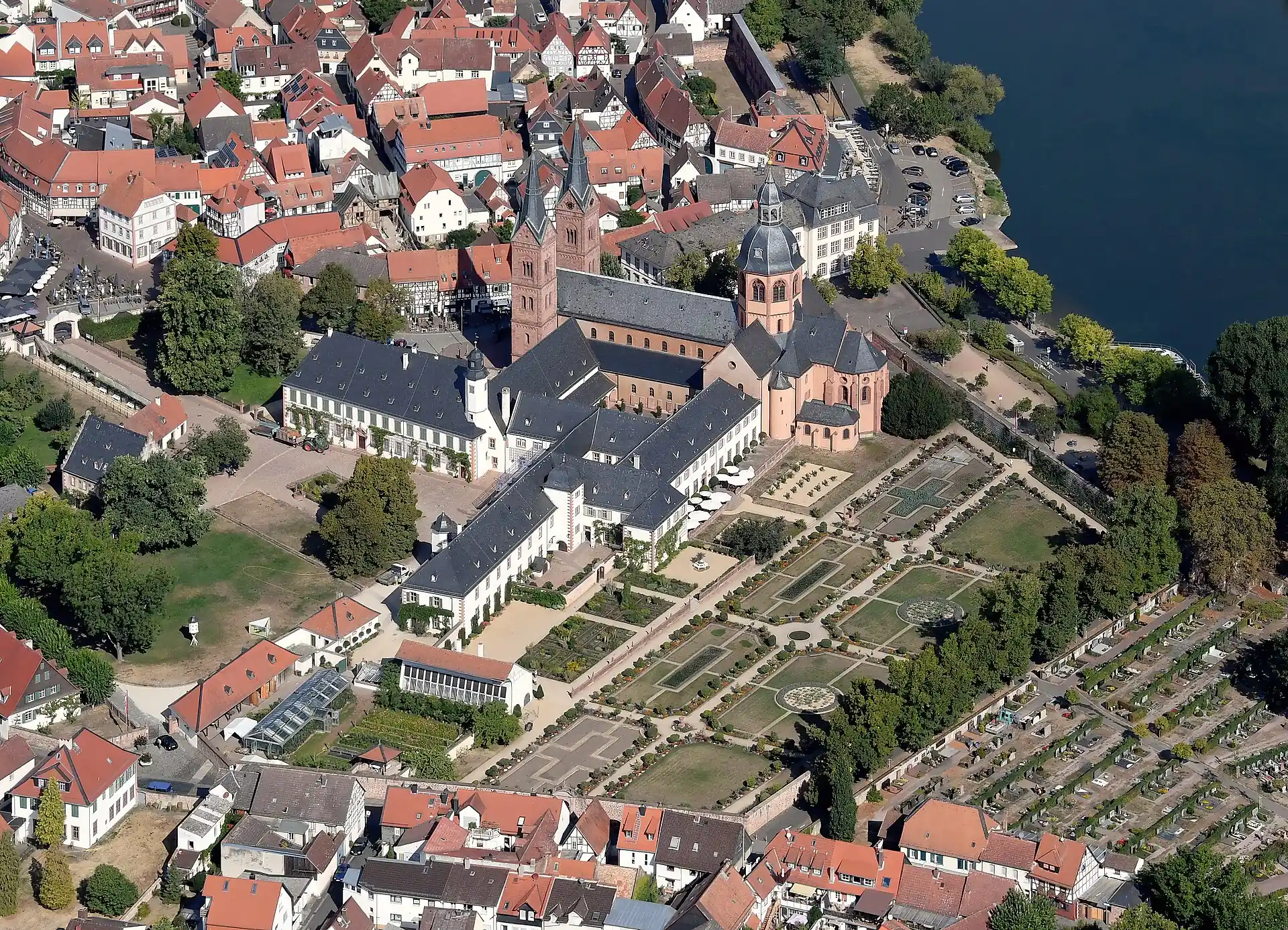 Luftbild der Abtei von Süden in Seligenstadt