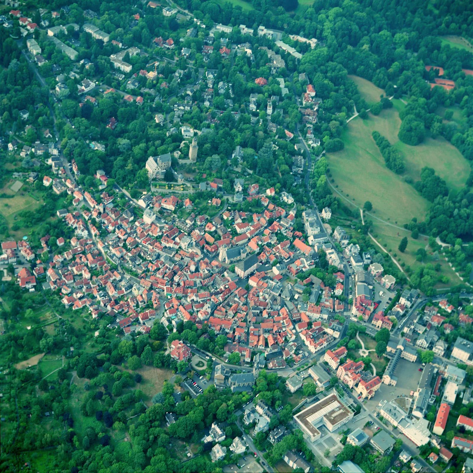 Luftbild der Altstadt von Kronberg im Taunus mit Burg
