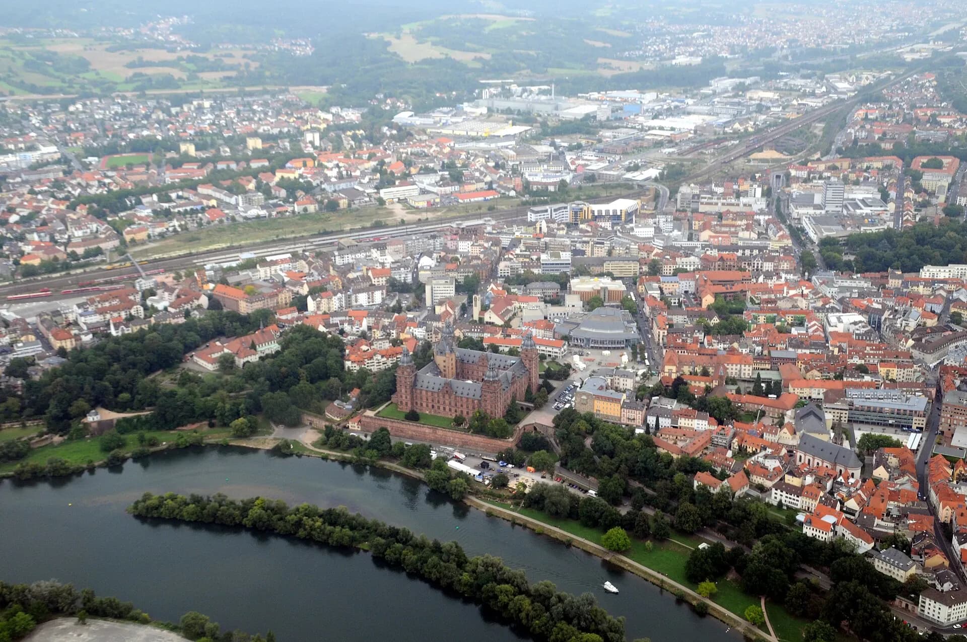 Luftbild der Aschaffenburger Altstadt am Mainufer