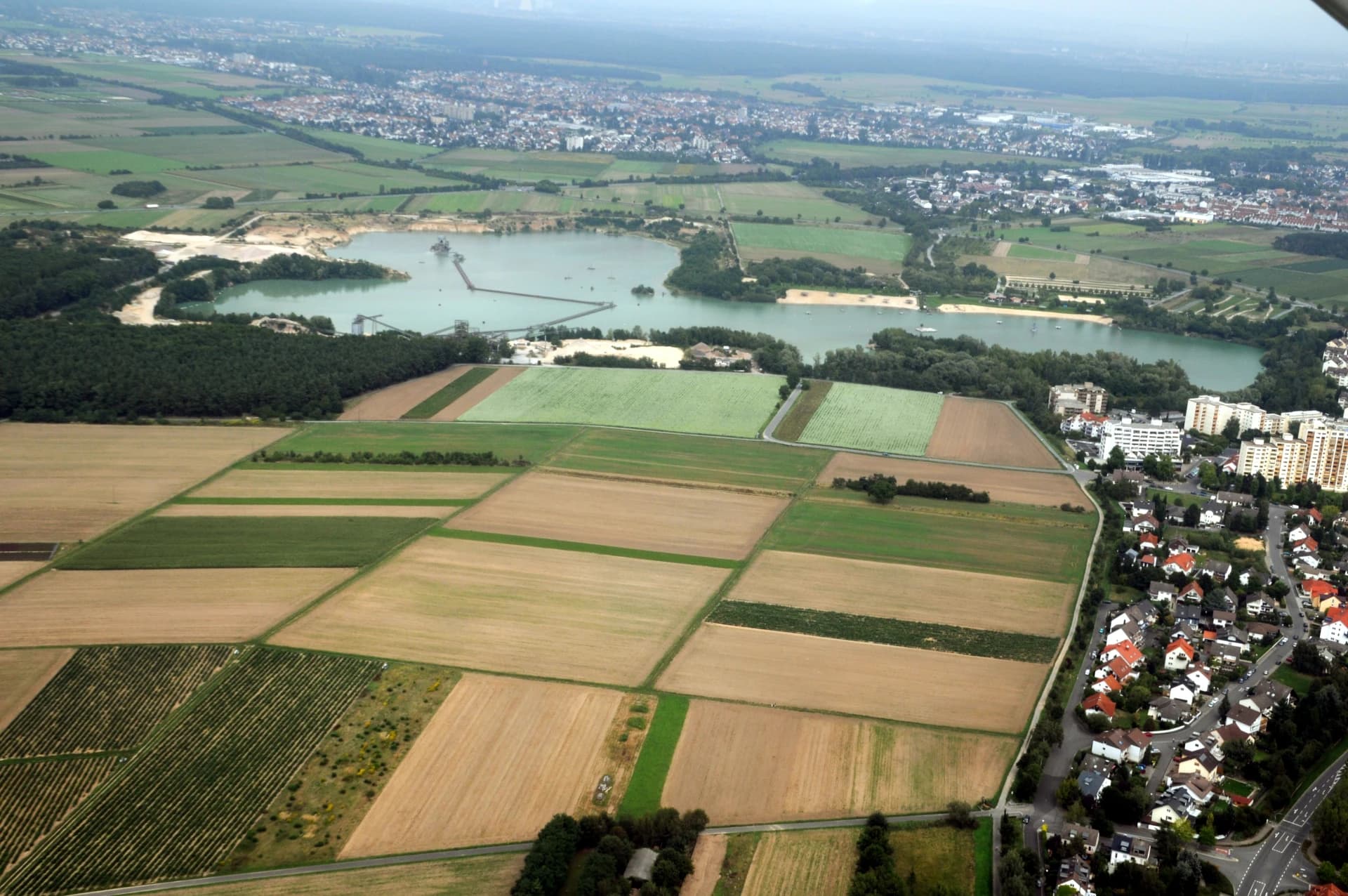 Luftbild der Baggerseen und Felder bei Rodgau-Nieder-Roden