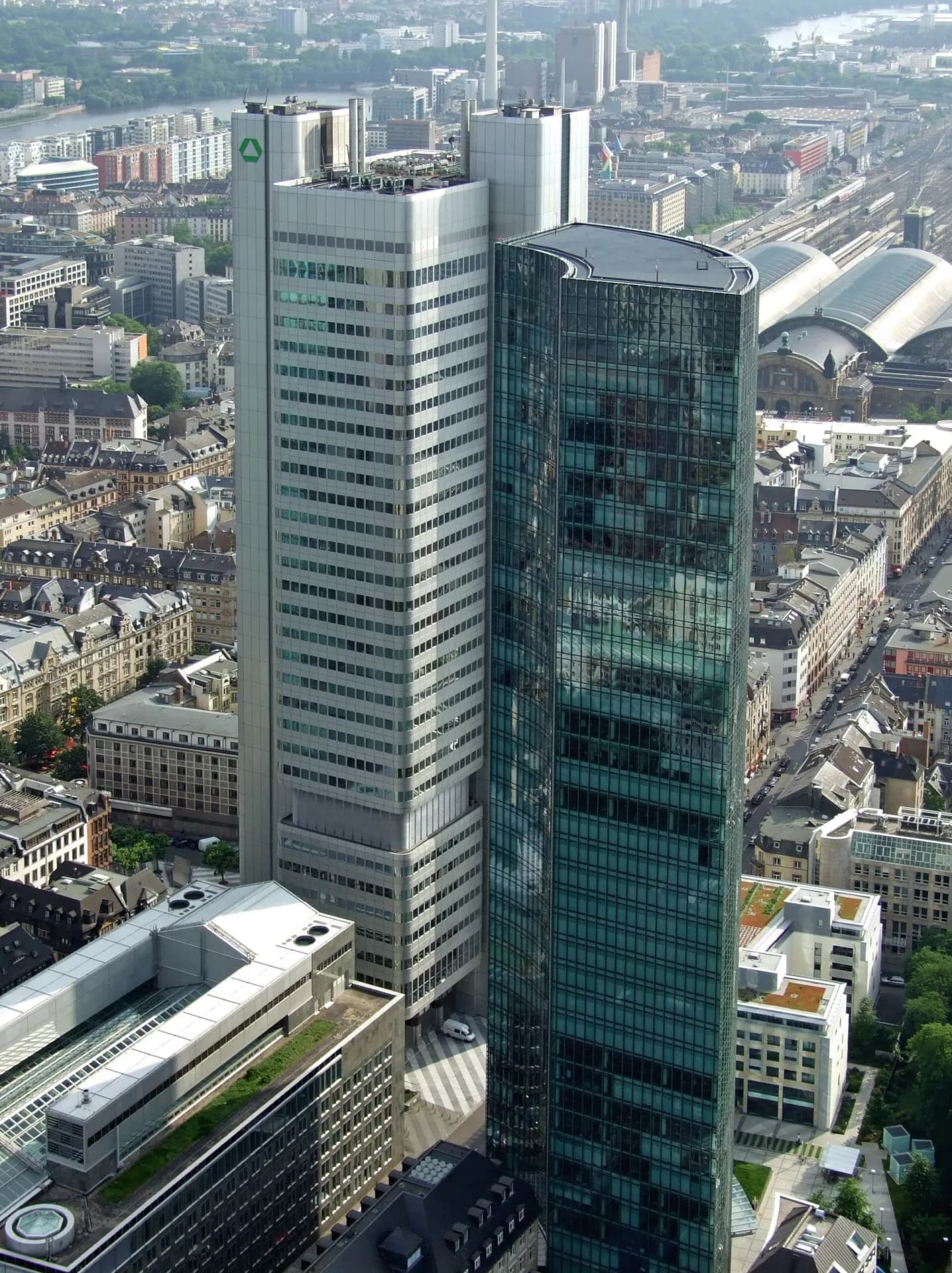 Luftbild des Frankfurter Bahnhofsviertels mit Hochhäusern und Hauptbahnhof