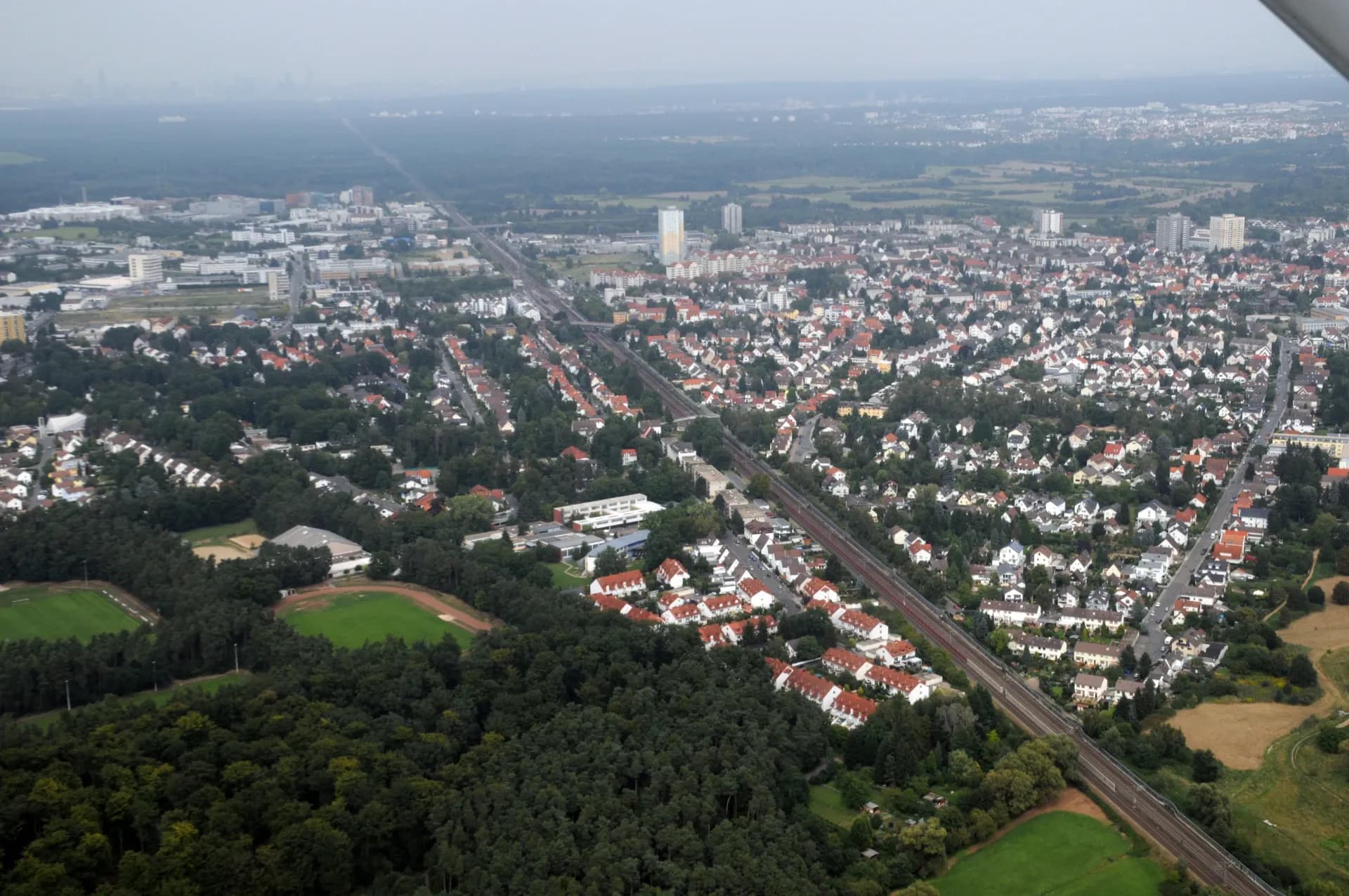 Luftbild von Langen mit Bahnstrecke Richtung Frankfurt