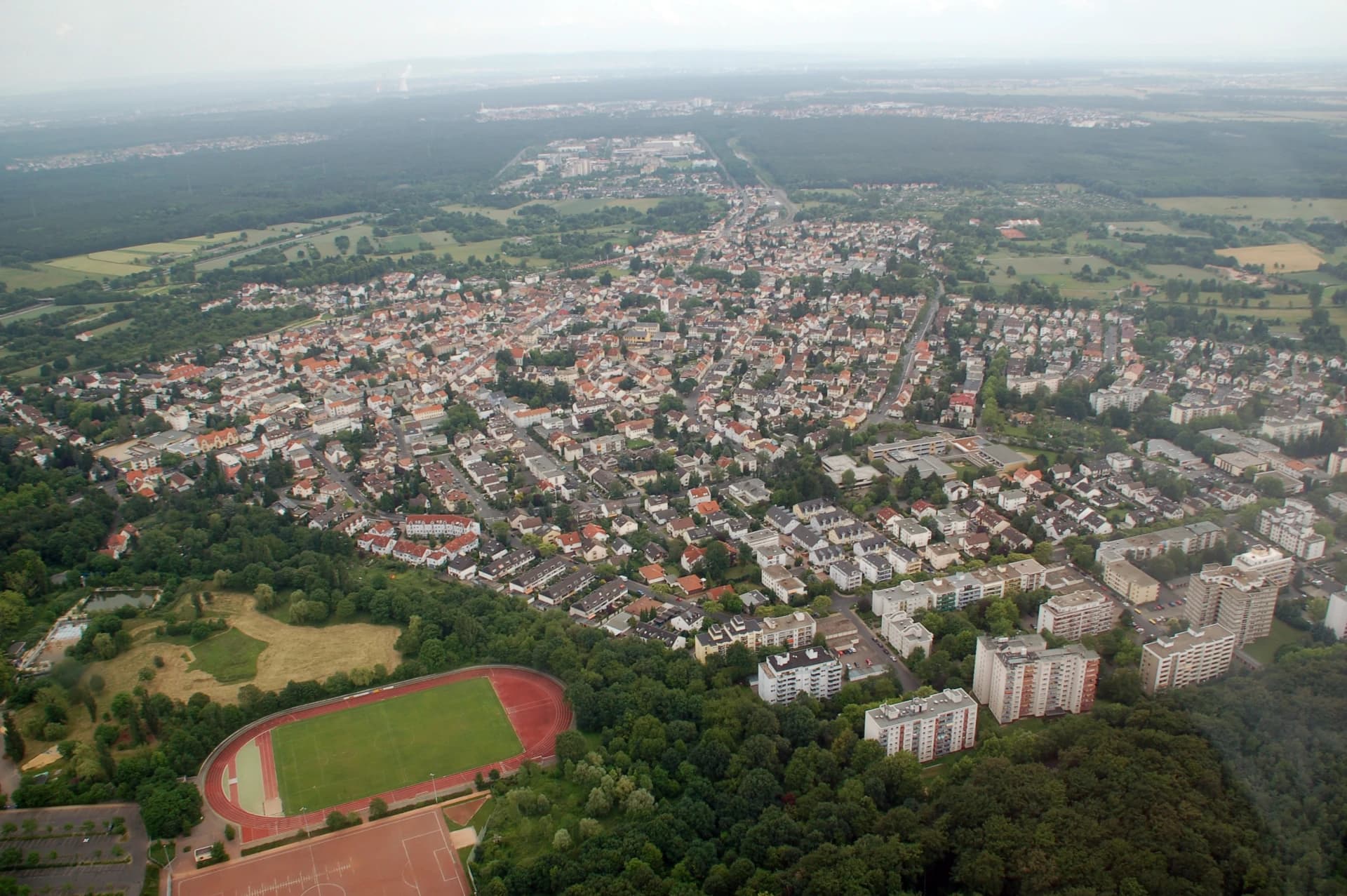 Offenbach-Bieber mit Sportanlage aus der Luft