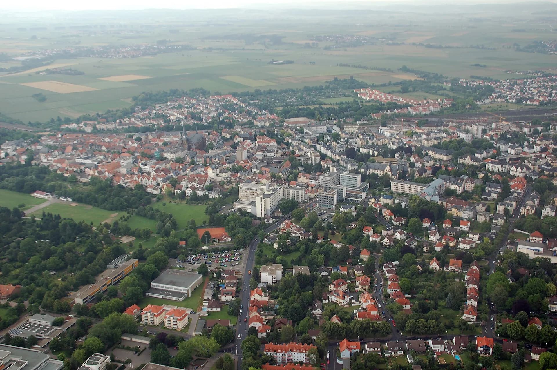 Luftbild der Stadt mit umgebender Feldflur in Friedberg (Hessen)