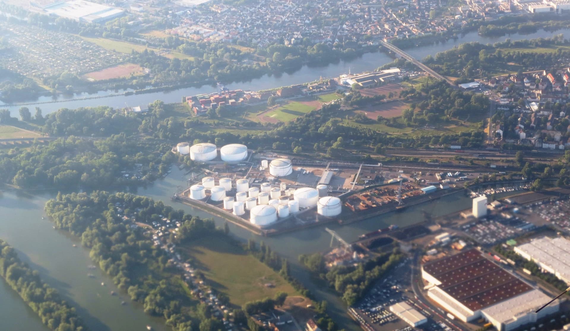Luftaufnahme des Hafens bei Gustavsburg