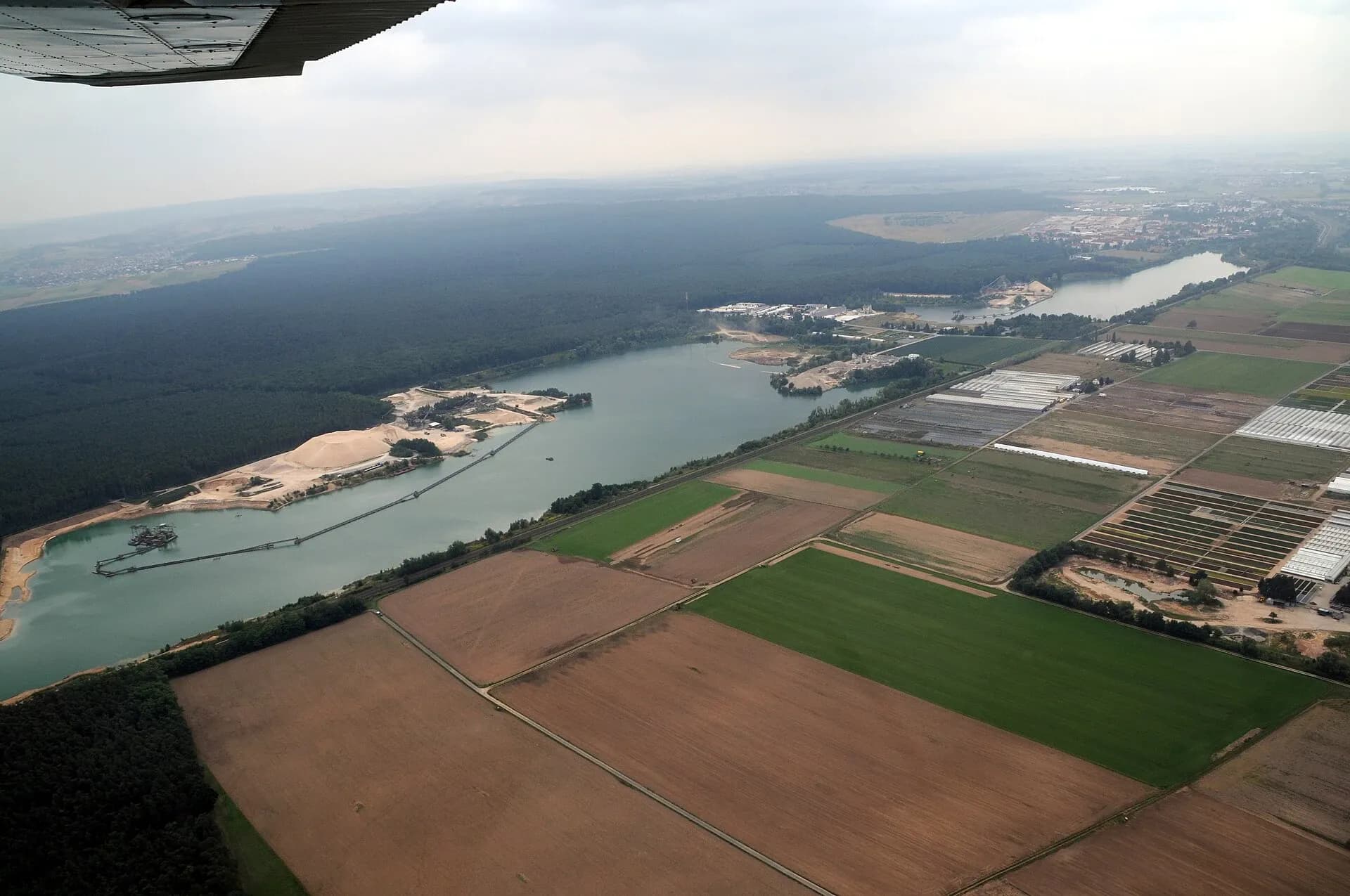Luftbild des Hasselsees und der Feldflur bei Babenhausen