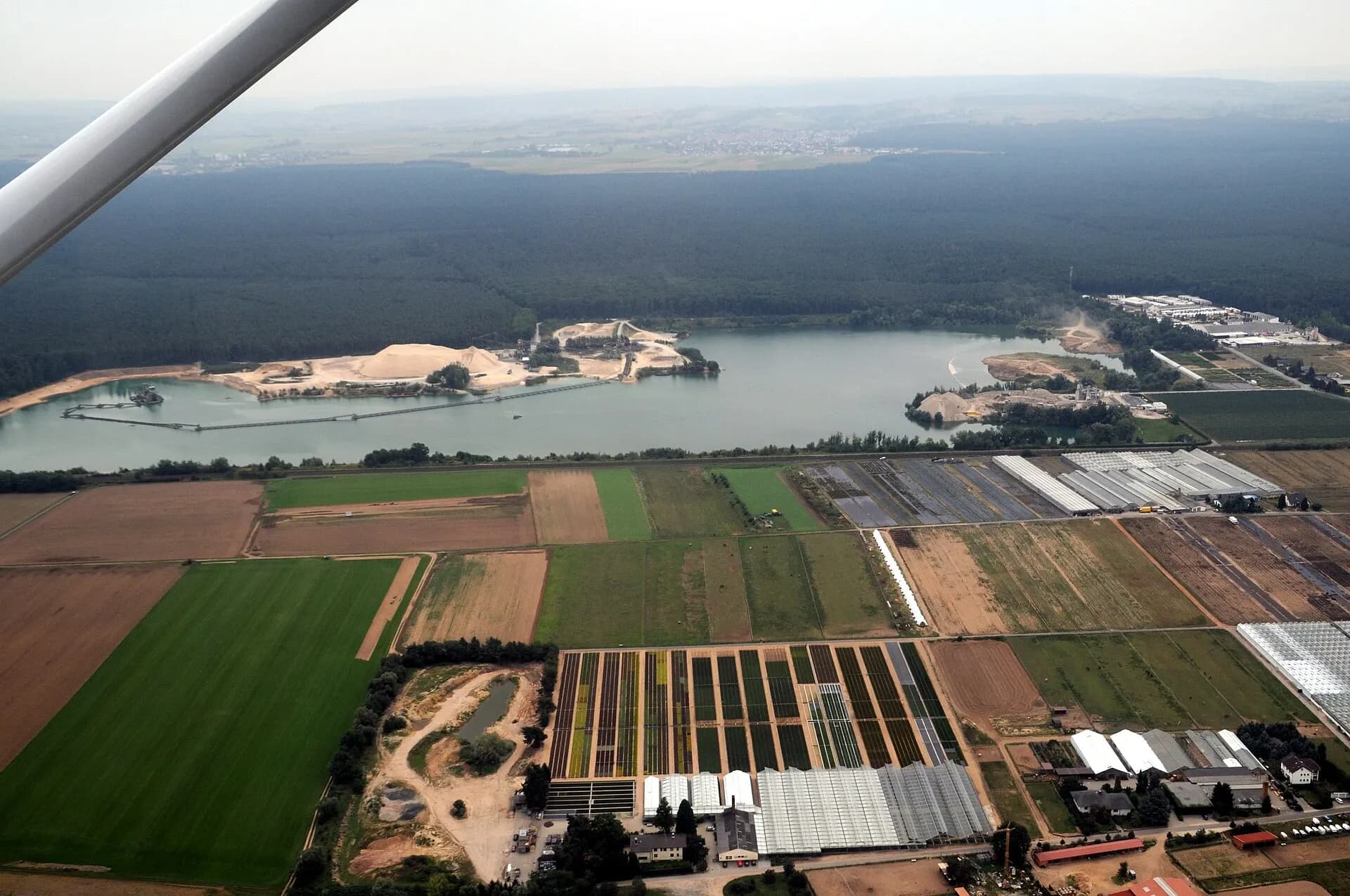 Luftbild von Hasselsee und Kiesgrube bei Babenhausen