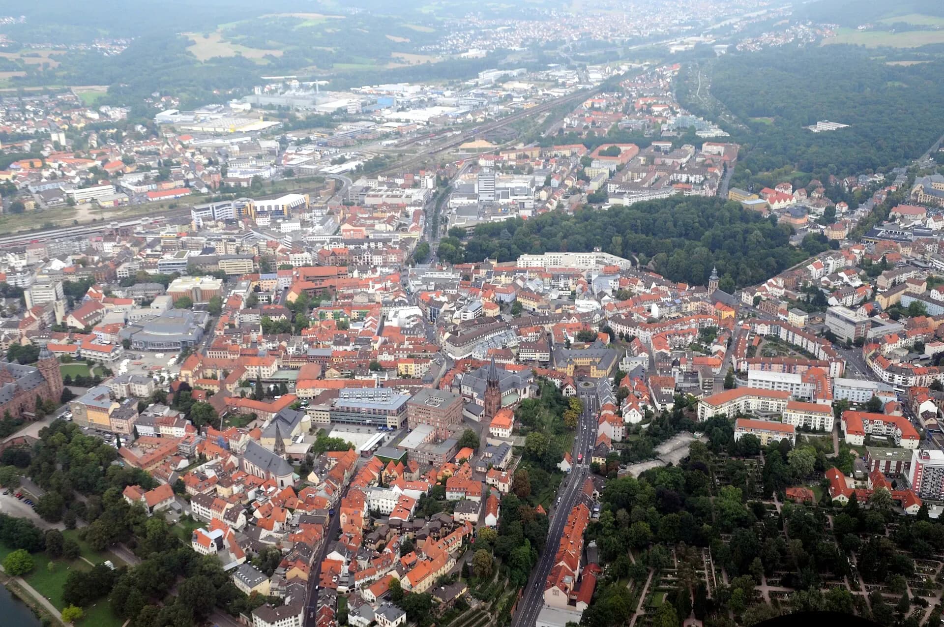 Luftbild der Innenstadt von Aschaffenburg mit der Stiftskirche