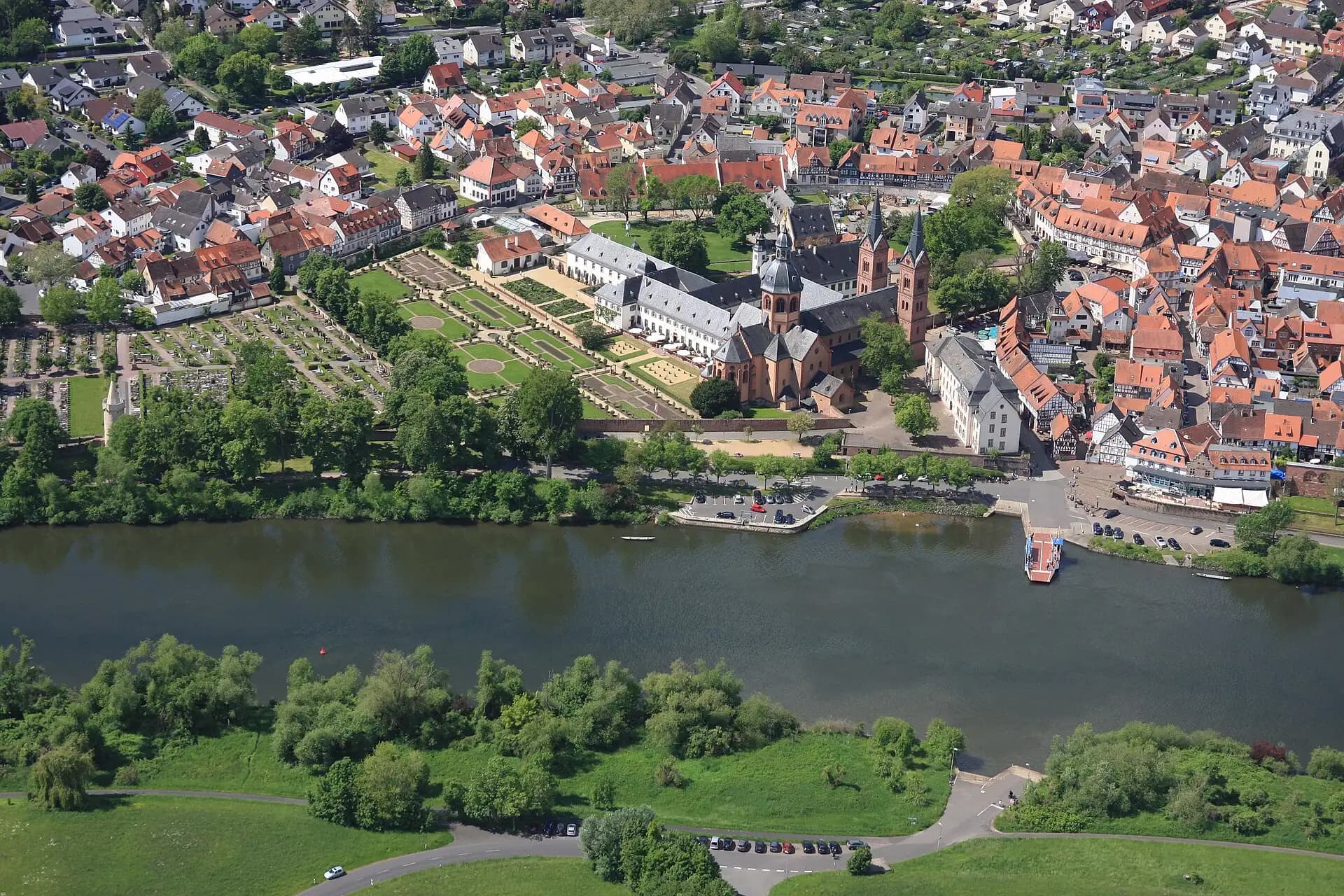 Luftbild von Kloster, Basilika und Mainfähre in Seligenstadt