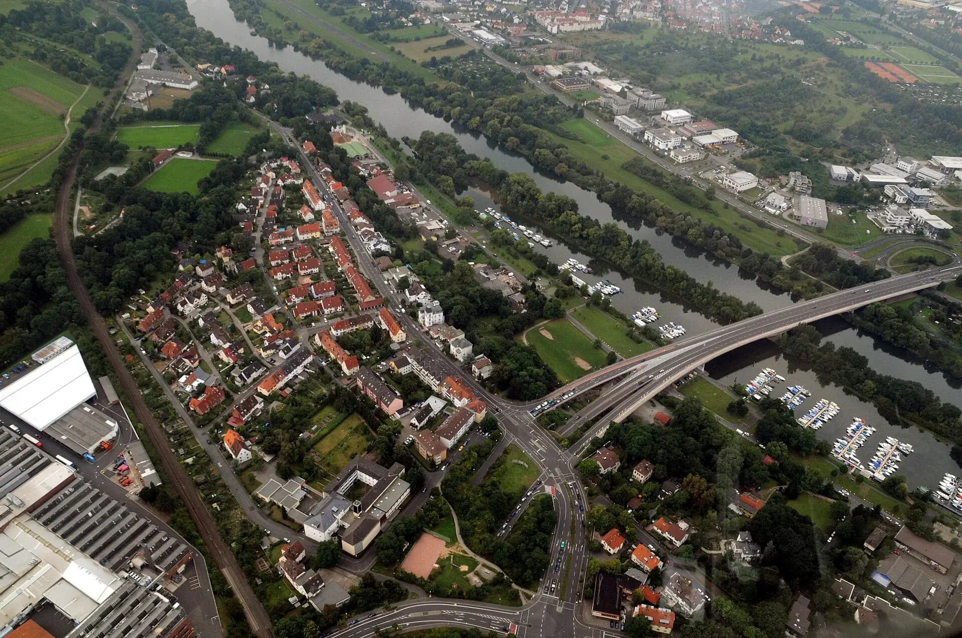 Luftaufnahme der Obernauer Kolonie zwischen Bahnlinie und Main in Aschaffenburg
