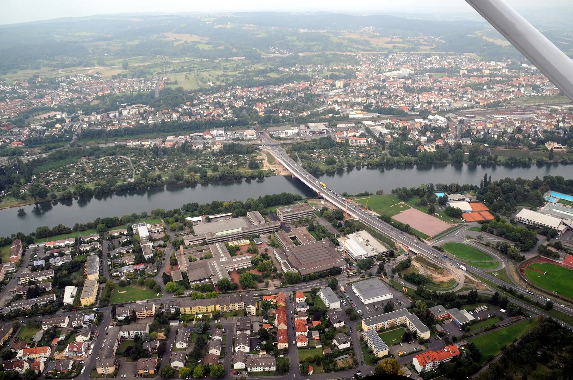 Luftaufnahme über den Main auf Aschaffenburg-Leider