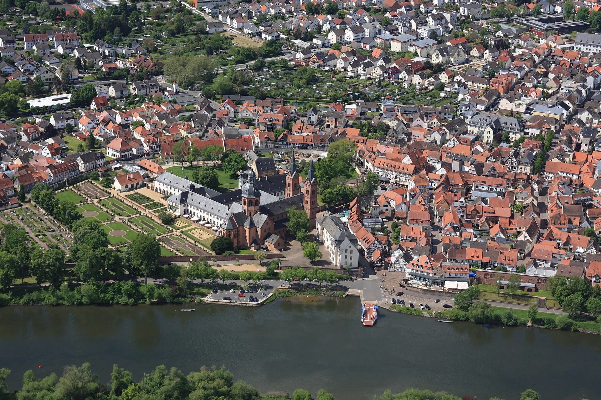 Luftbild von Altstadt, Kloster und Basilika in Seligenstadt