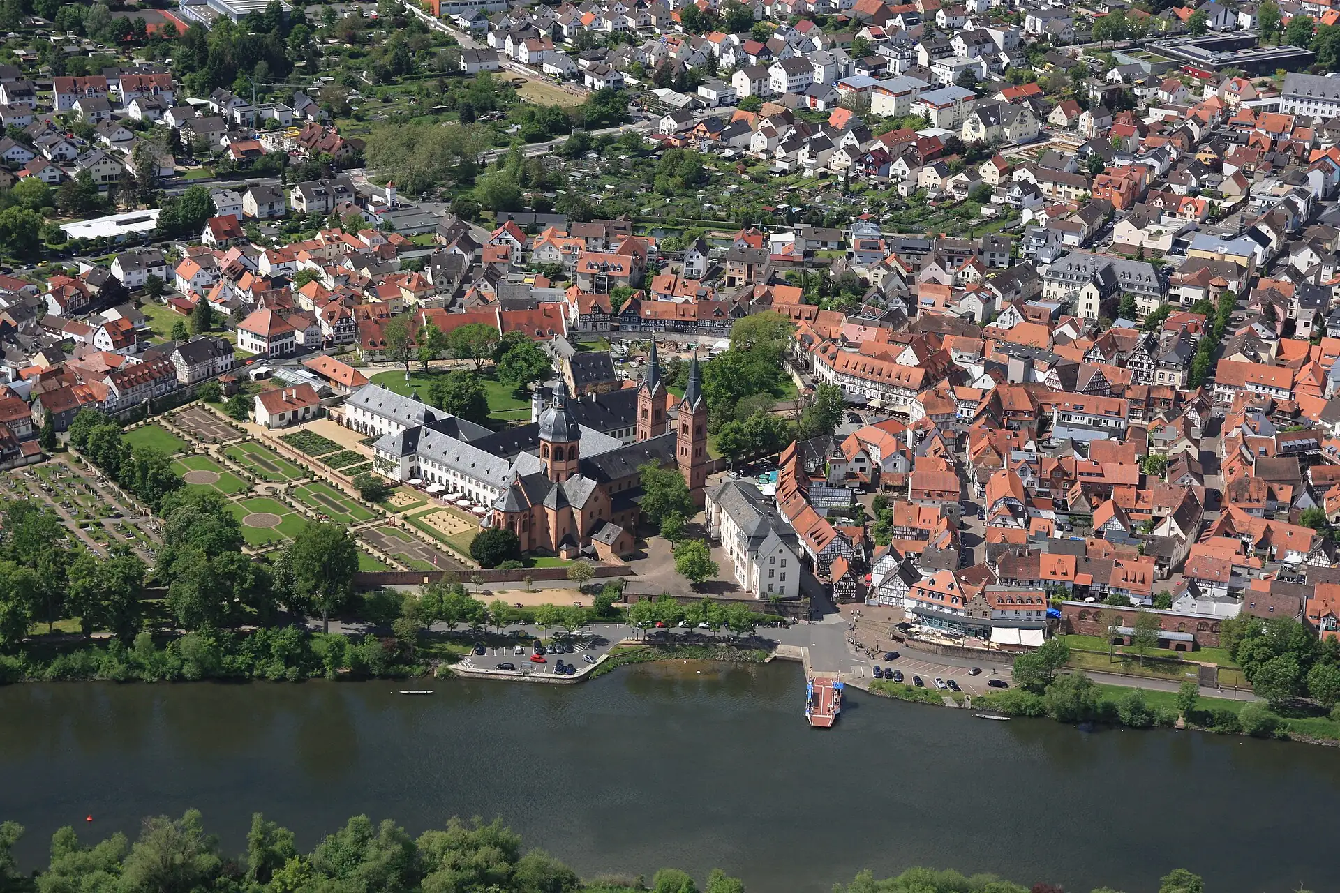 Luftbild von Altstadt, Kloster und Basilika in Seligenstadt
