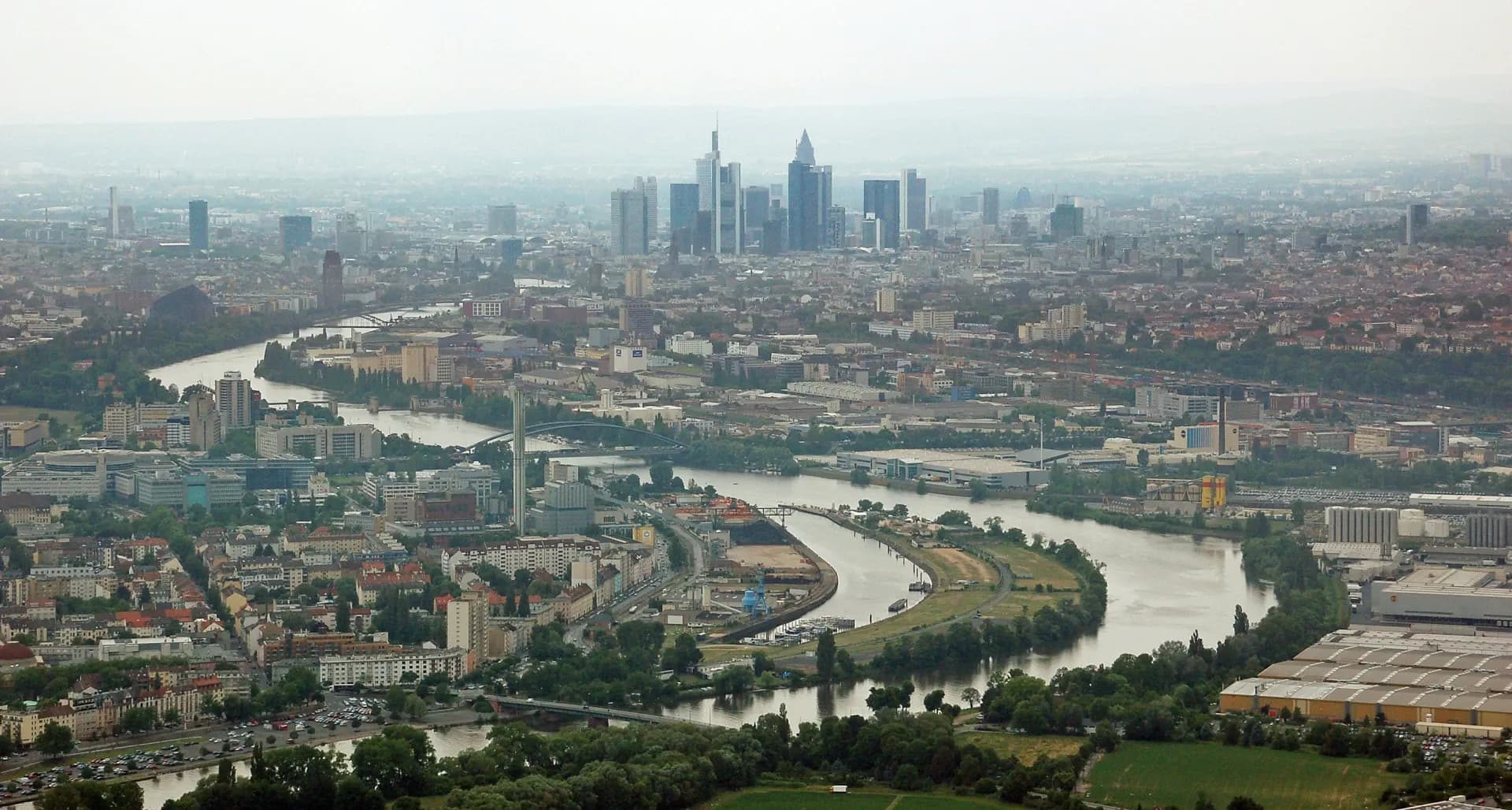 Der Main bei Offenbach mit Blick auf Frankfurt