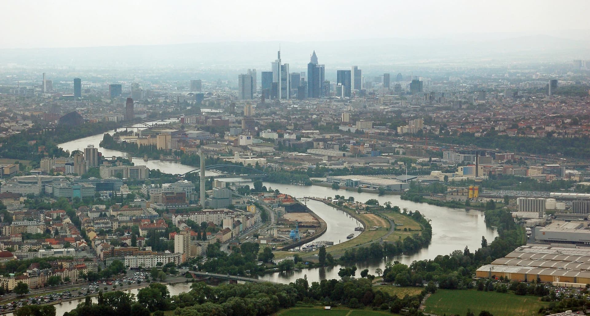 Der Main bei Offenbach mit Blick auf Frankfurt