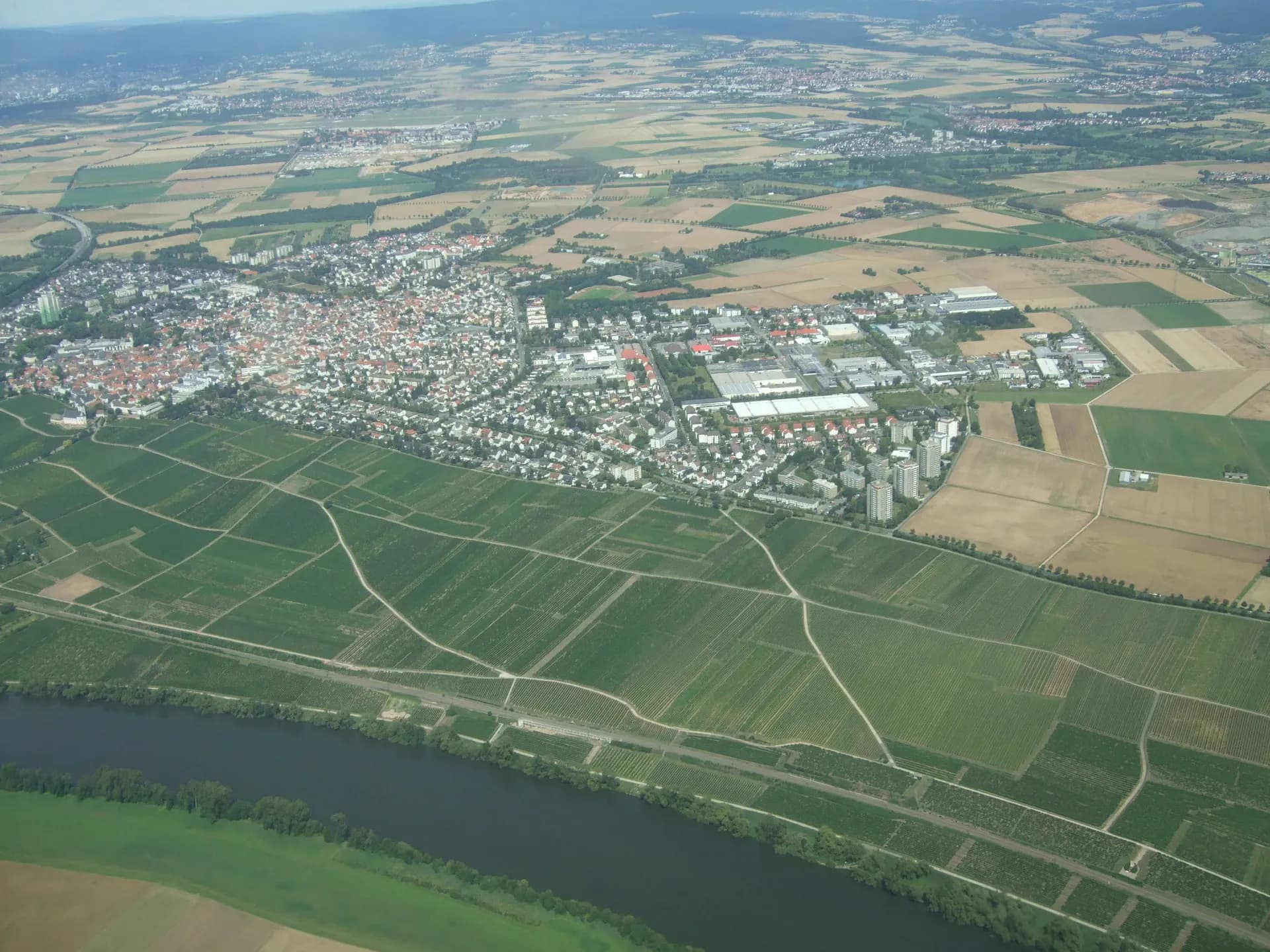 Luftbild von Hochheim am Main mit den Weinbergen am Main