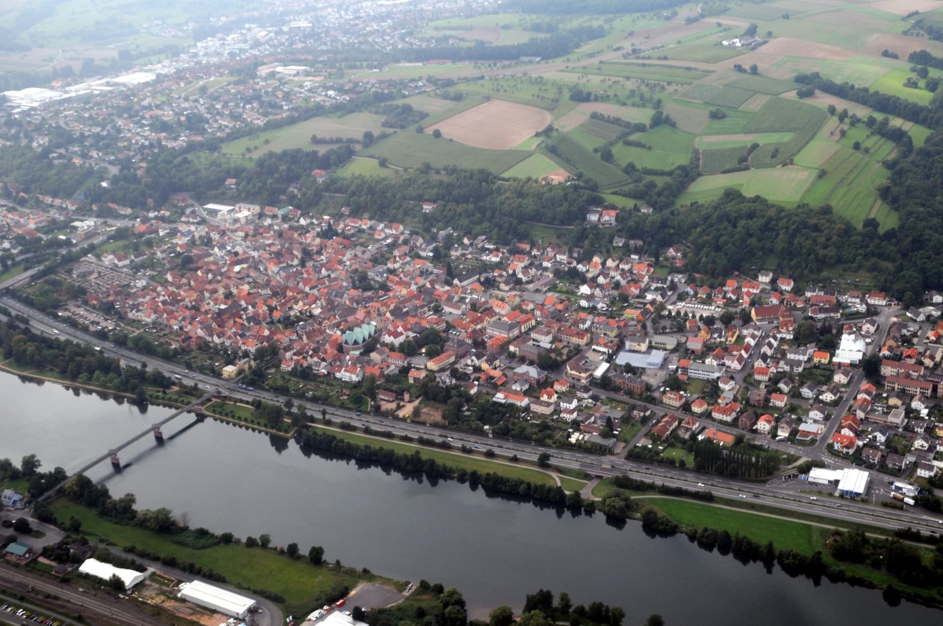 Luftbild von Obernburg am Main mit Mainbrücke