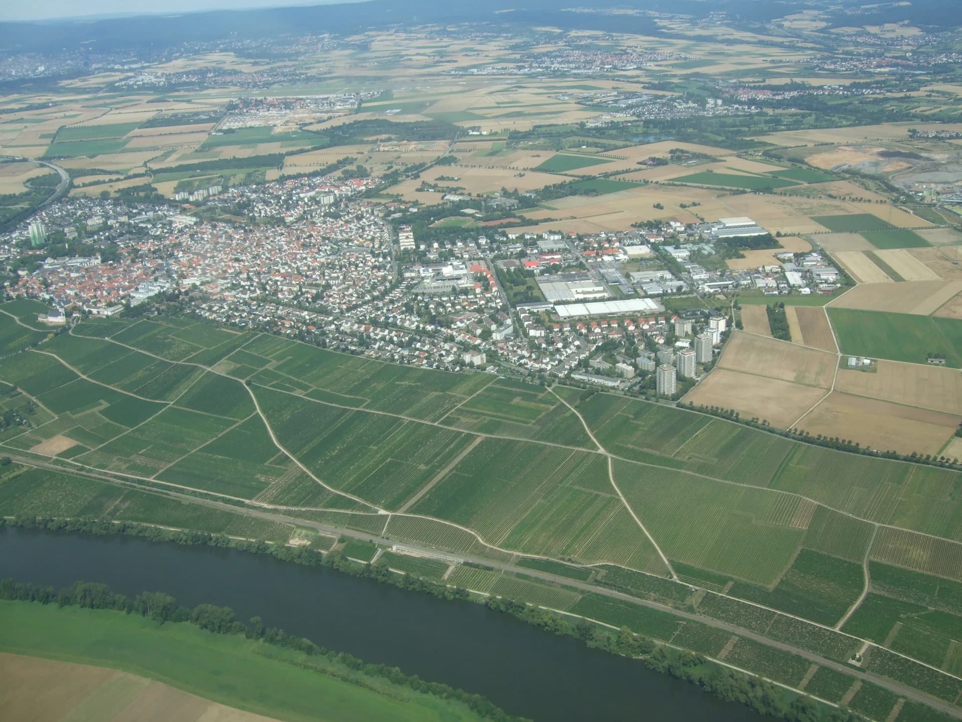 Luftbild von Hochheim am Main mit den Weinbergen am Main