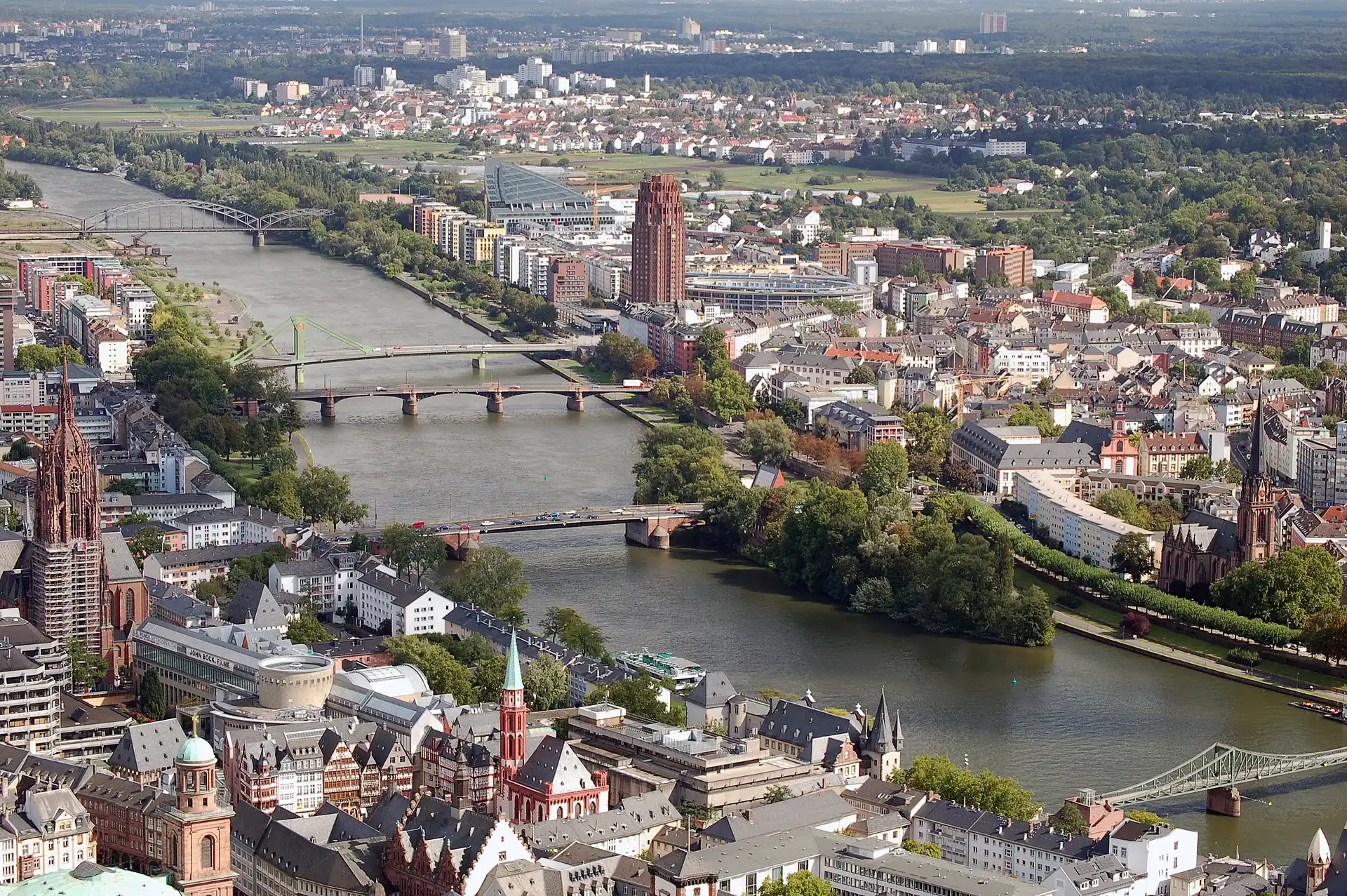 Luftbild der Frankfurter Mainbrücken zwischen Sachsenhausen und der Altstadt