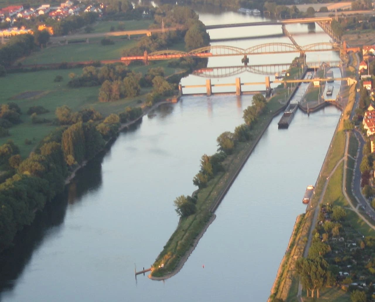 Luftaufnahme der Mainschleuse bei Gustavsburg