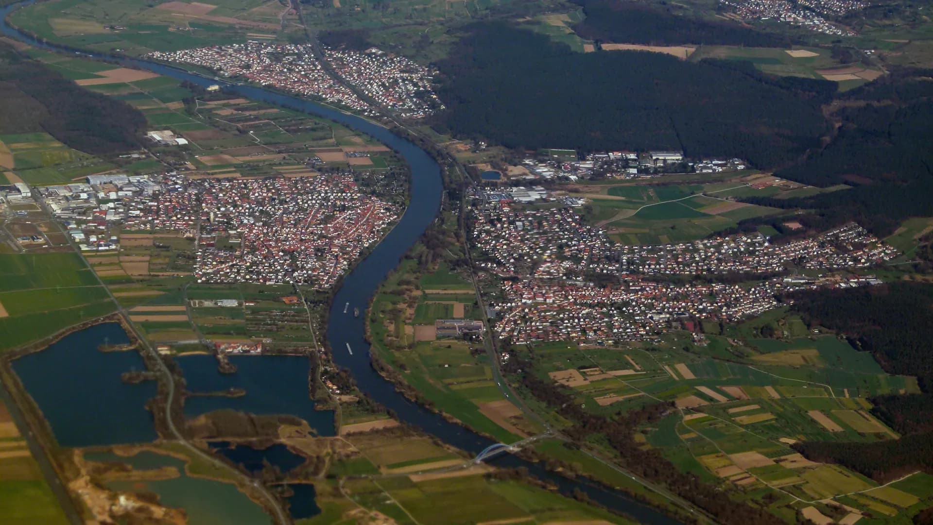 Luftbild des Maintals bei Niedernberg