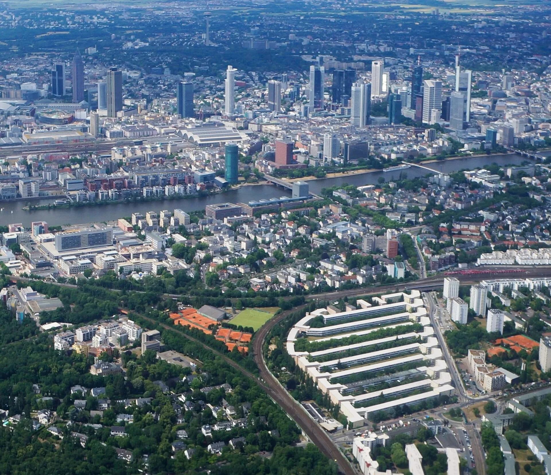 Luftbild des Mainufers mit Sachsenhausen